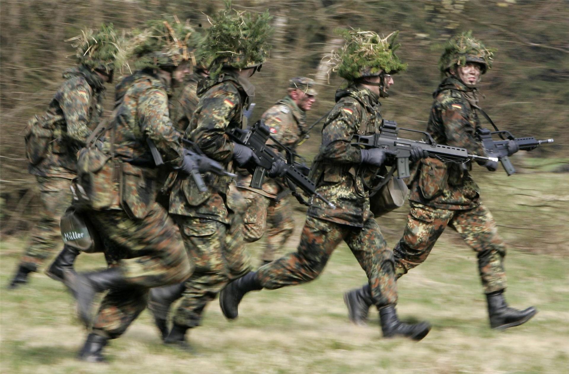 Soldaten mit Uniform und Gewehren