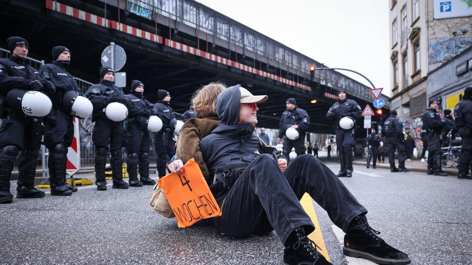 Bilder des Tages Mit Blockaden wollen Demonstrierende den Beginn der Abrissarbeiten an der Hamburger Sternbrücke verhindern. Die alte Brücke muss aufgrund umstrittener Baupläne der Bahn weichen.