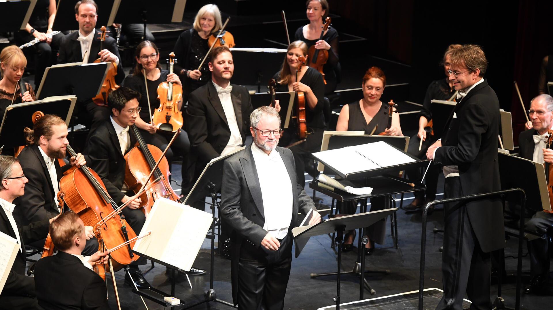 Bariton Michael Mrosek (Mitte) rettet das erste Bremerhavener Sinfoniekonzert der neuen Spielzeit 2025/26 unter Generalmusikdirektor Marc Niemann
