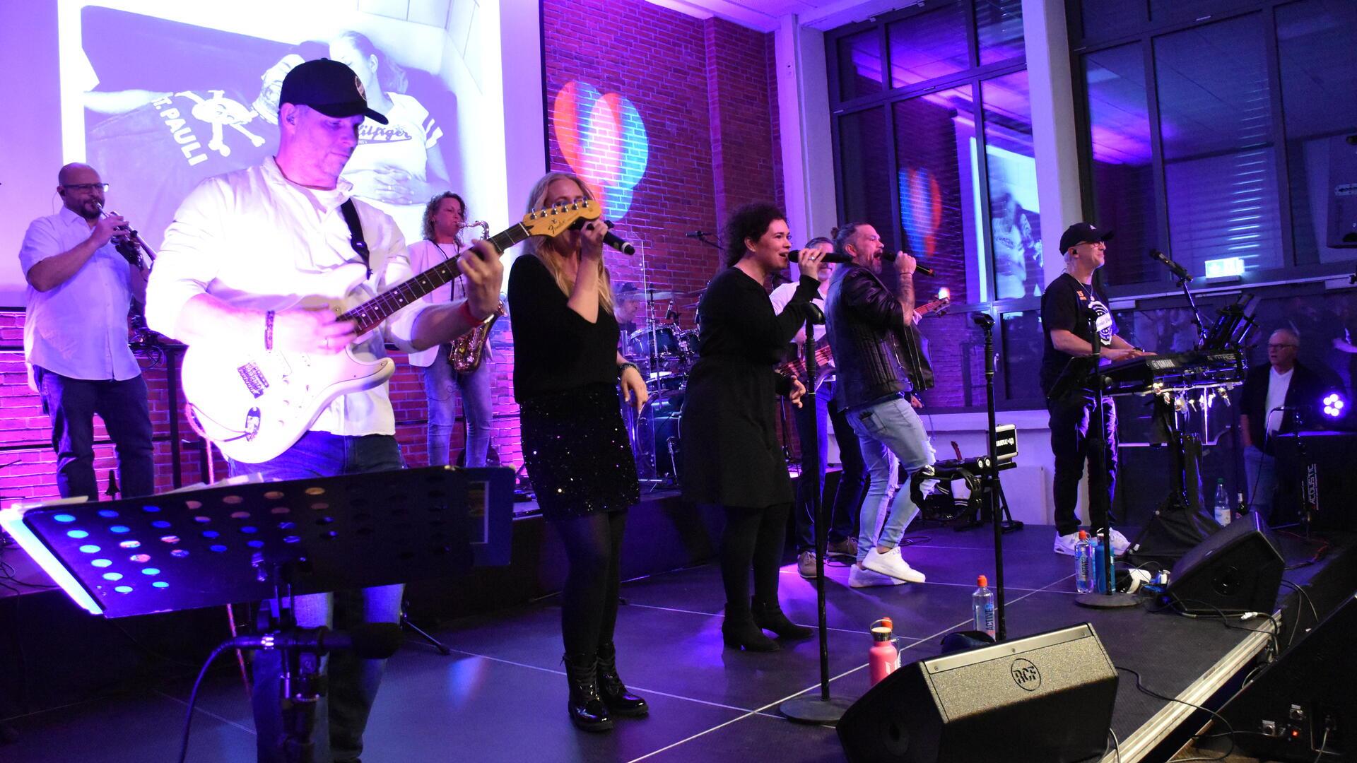 Eine Band auf einer Bühne. Mit Disco, Soul und Pop sorgt die Band Delicious Divine am 14. Juni ab 20 Uhr für beste Stimmung beim Jubiläum der Siedlergemeinschaft Stotel – der Eintritt zum Open-Air-Konzert ist frei.