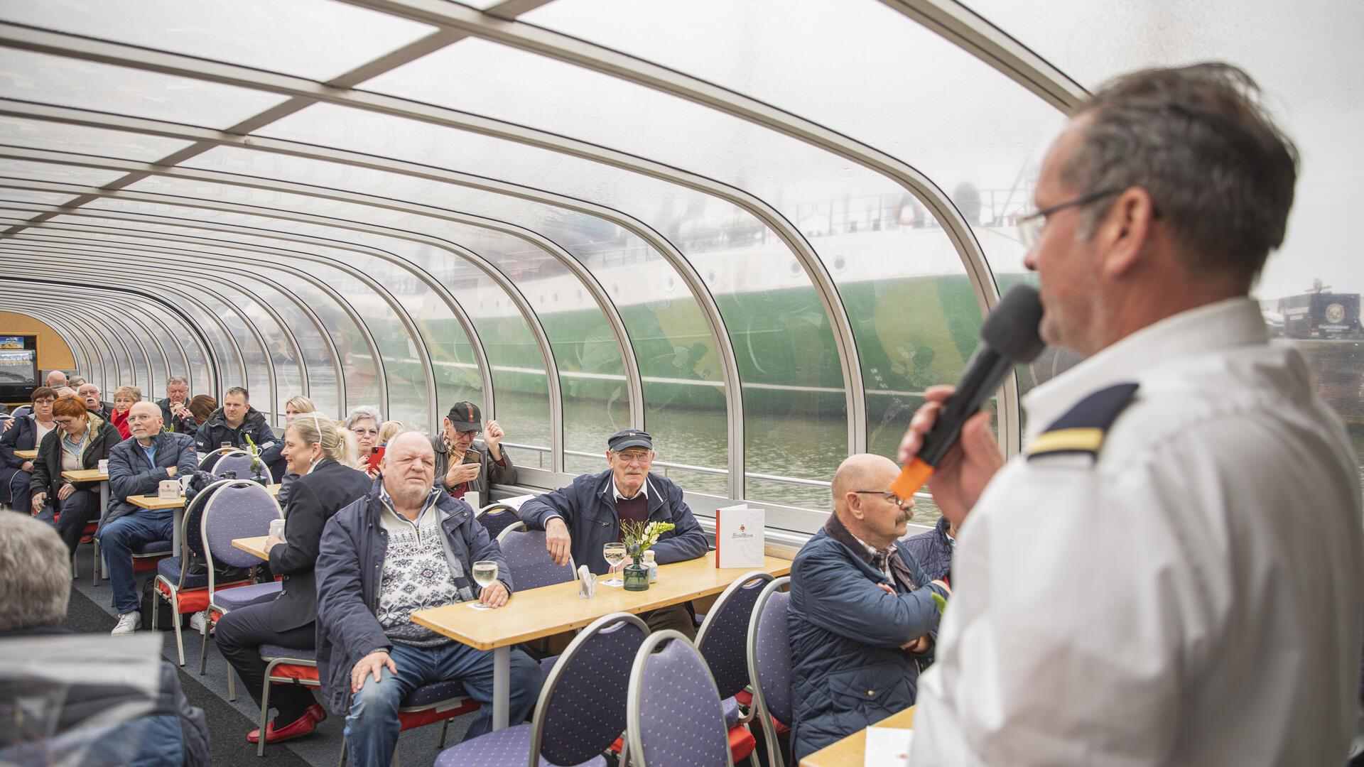 Blick in die Barkasse während der Hafenrundfahrt. Mark Lippert führt die Gäste durch Bremerhavens Fischereihafen.