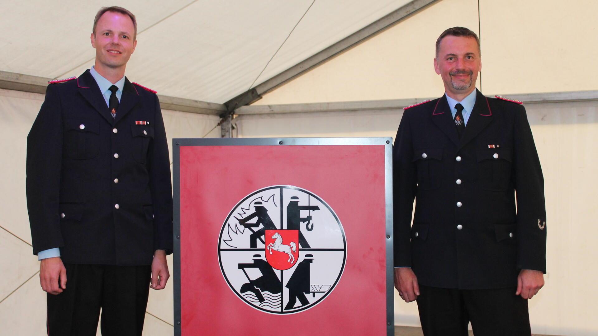 Zwei Männer stehen an einem Rednerpult. Mit Gästen, Ehrungen und einem Rückblick auf 100 Jahre feierte die Freiwillige Feuerwehr Wohnste ihr Jubiläum. Mit dabei: Ortsbrandmeister Sven Wilkens (rechts) und sein Stellvertreter Tobias Ritscher.
