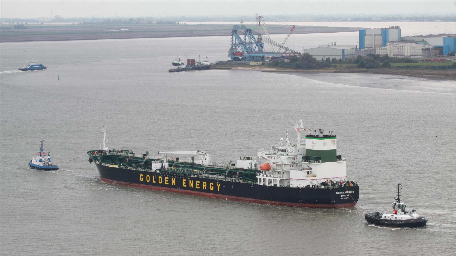 Luftfoto: Mit Hilfe dreier Bremerhavener Schlepper machte der Tanker „Energy Afrodite“ in Nordenham-Blexen fest. Das Schiff brachte 40.000 Tonnen Öl aus Antwerpen. Foto: privat