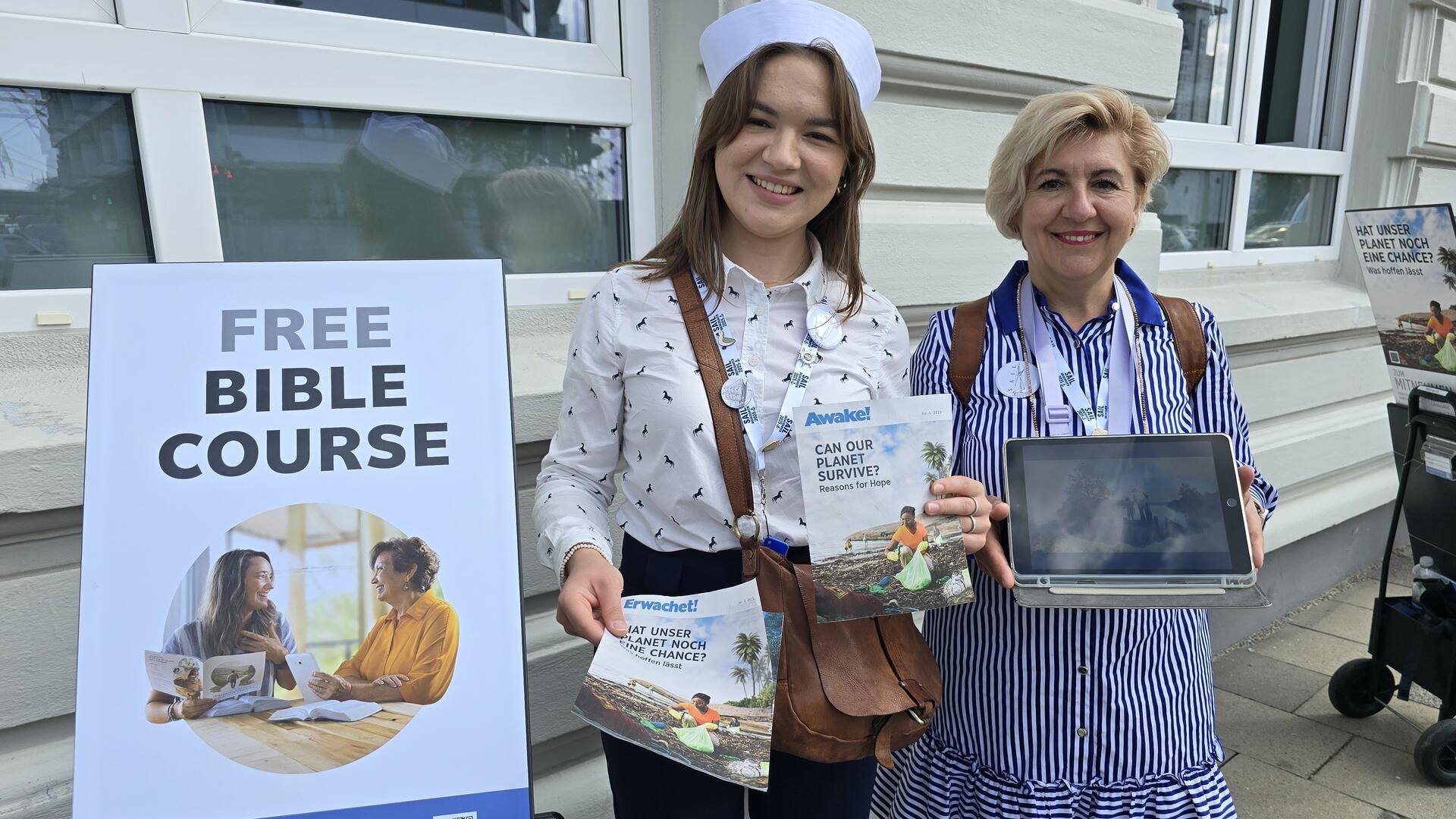 Zwei Frauen in maritimer Bekleidung neben einem Aufsteller