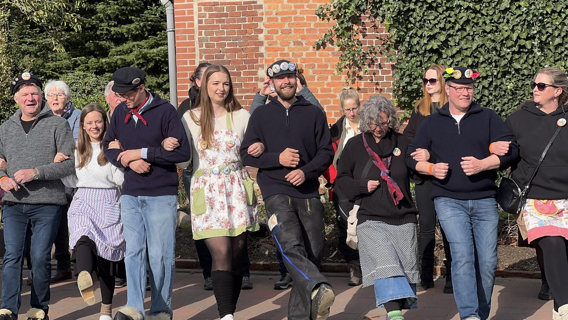 Mit Musik und viel guter Laune wurde in Neuenwalde der Holtschentanz gefeiert. Das traditionsreiche Fest lockte zahlreiche Besucherinnen und Besucher an, die gemeinsam tanzten, lachten und die lebendige Dorfkultur genossen.