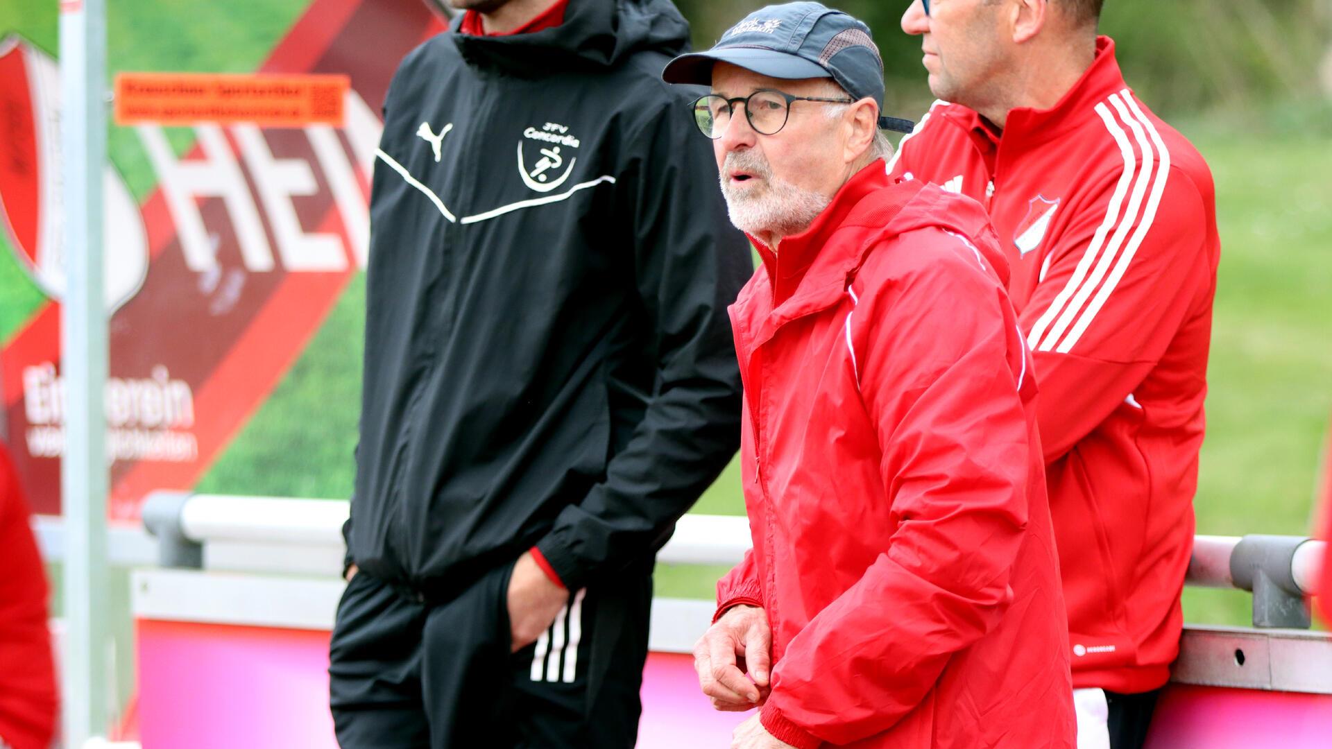 Mit argen Personalsorgen geht Coach Rainer Duray ins Pokal-Halbfinale, gibt sich aber kämpferisch.