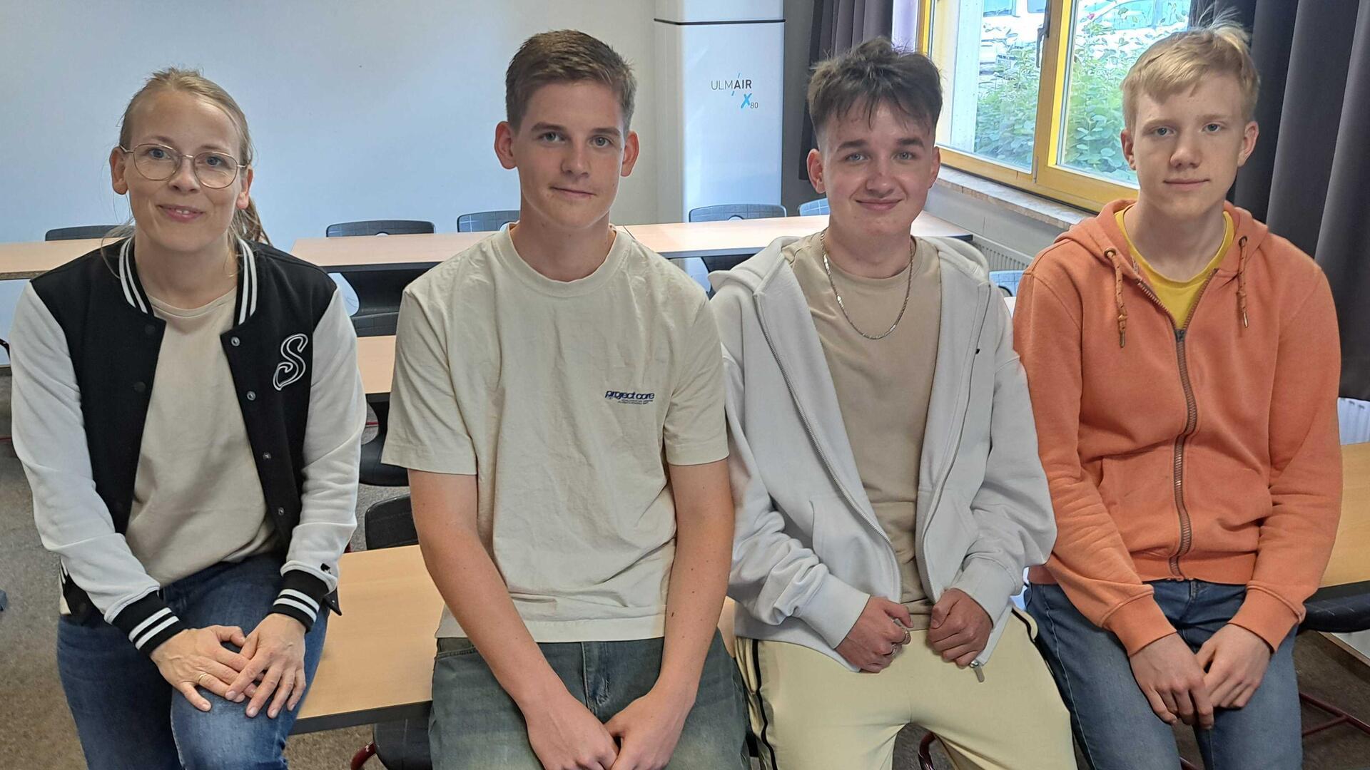 Mit dabei beim Medienschultag am Schulzentrum Carl von Ossietzky: Jan (v.r.), Alex, Fabian und Lehrerin Inga Syring vom Deutsch-Grundkurs der 12. Klasse. 