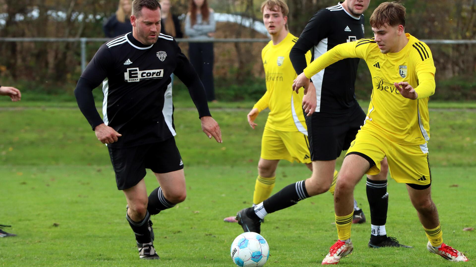 Mit dem 4:4 in der Nachspielzeit rettete Geburtstagskind Moritz Scheil, hier gegen Frerk Stabel (links), dem TSV Bevern II einen Punkt.