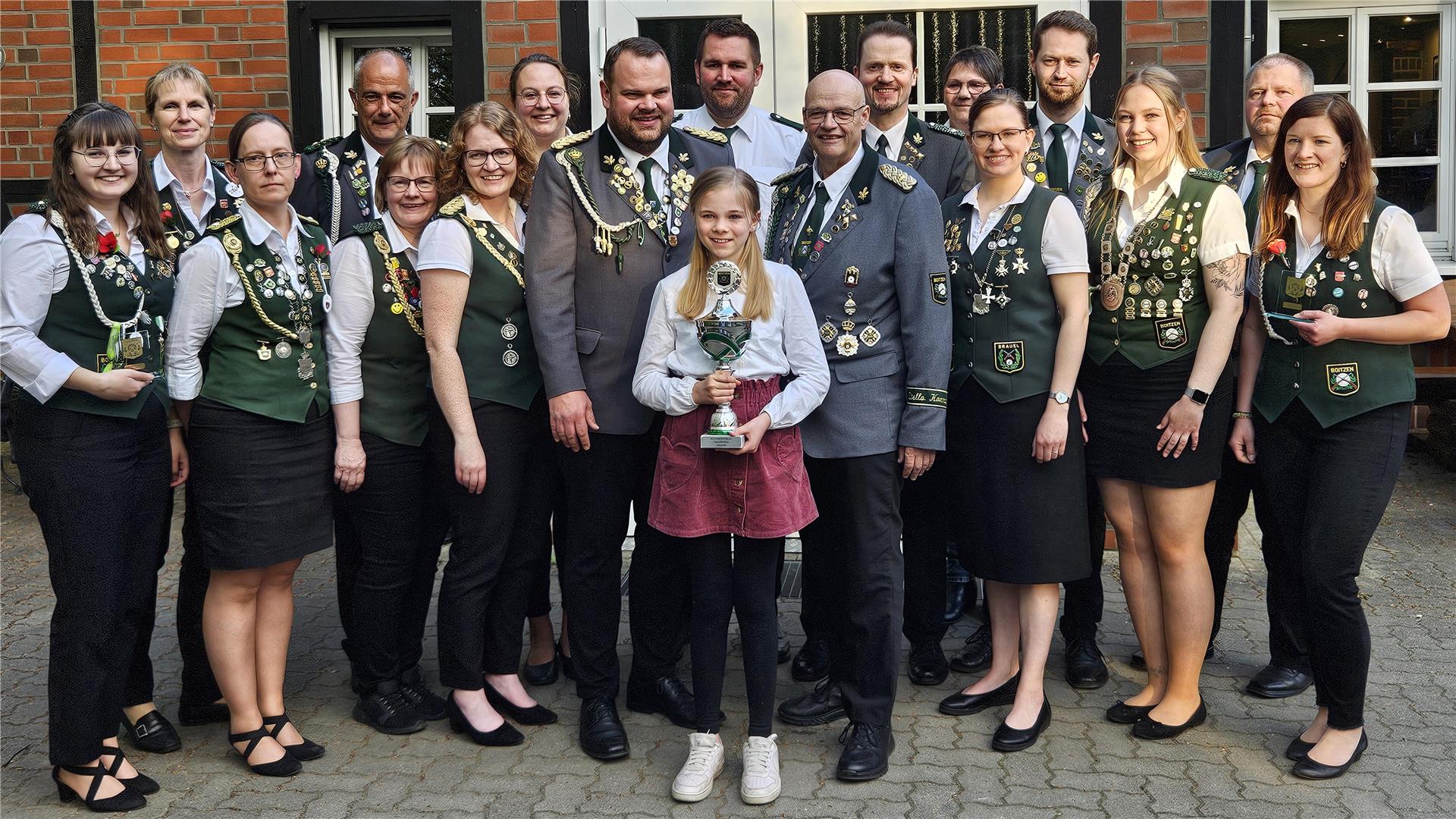 Viele Männer und Frauen in Uniformen stehen zum Foto zusammen.