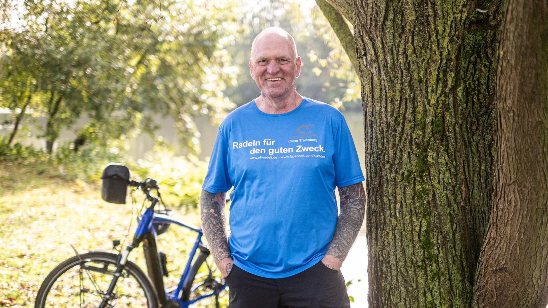 Mann im blauen T-Shirt