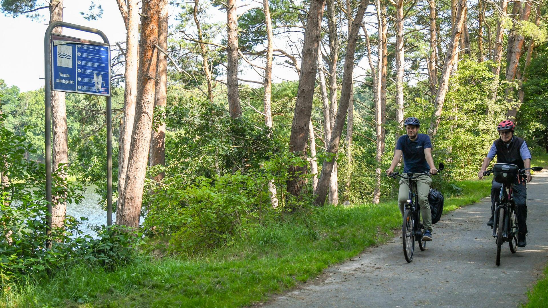 Mit dem Fahrrad unterwegs am grünen Stadtrand Bremerhavens: Reporter Jens Gehrke mit Klaus Hertling vom Fahrradclub ADFC an der Wulsdorfer Baggerkuhle.
