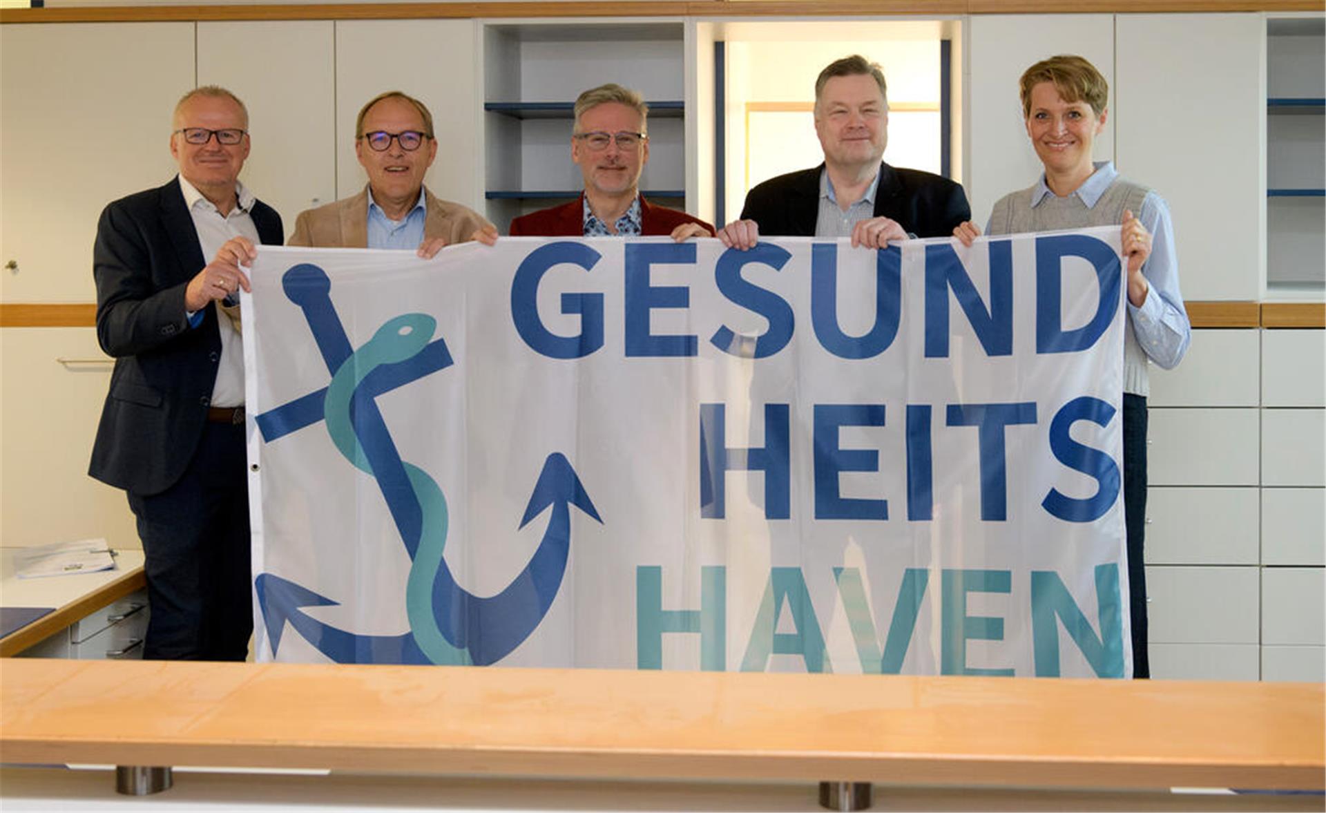 Mit dem Gesundheitshaven kämpfen sie gegen den Ärztemangel: (von links) Michael Söhlke und Jörn Hons von der AOK Bremen/Bremerhaven, Torsten Barenborg vom Verband der Ersatzkassen, KV-Vorstandsvorsitzender Dr. Bernhard Rochell und Hauseigentümerin Christiane Thies.
