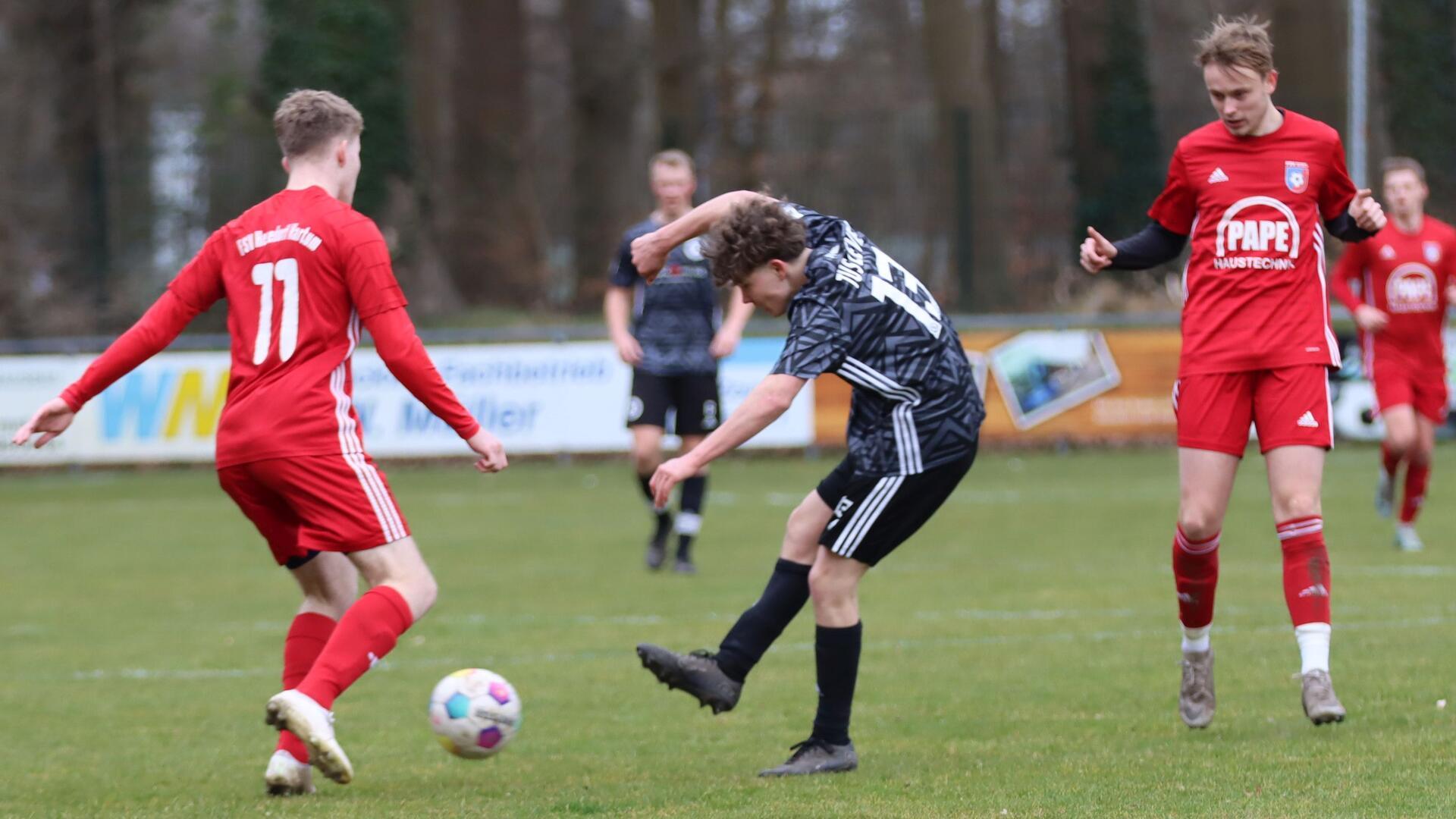 Mit dem TuS Zeven und der FSV Hesedorf/Nartum (rote Spielkleidung) standen sich am Wochenende zwei Aufstiegskandidaten gegenüber. Es gab am Ende ein leistungsgerechtes 1:1. In der gezeigten Form können beide Teams Spitzenreiter Selsingen noch unter Druck setzen.