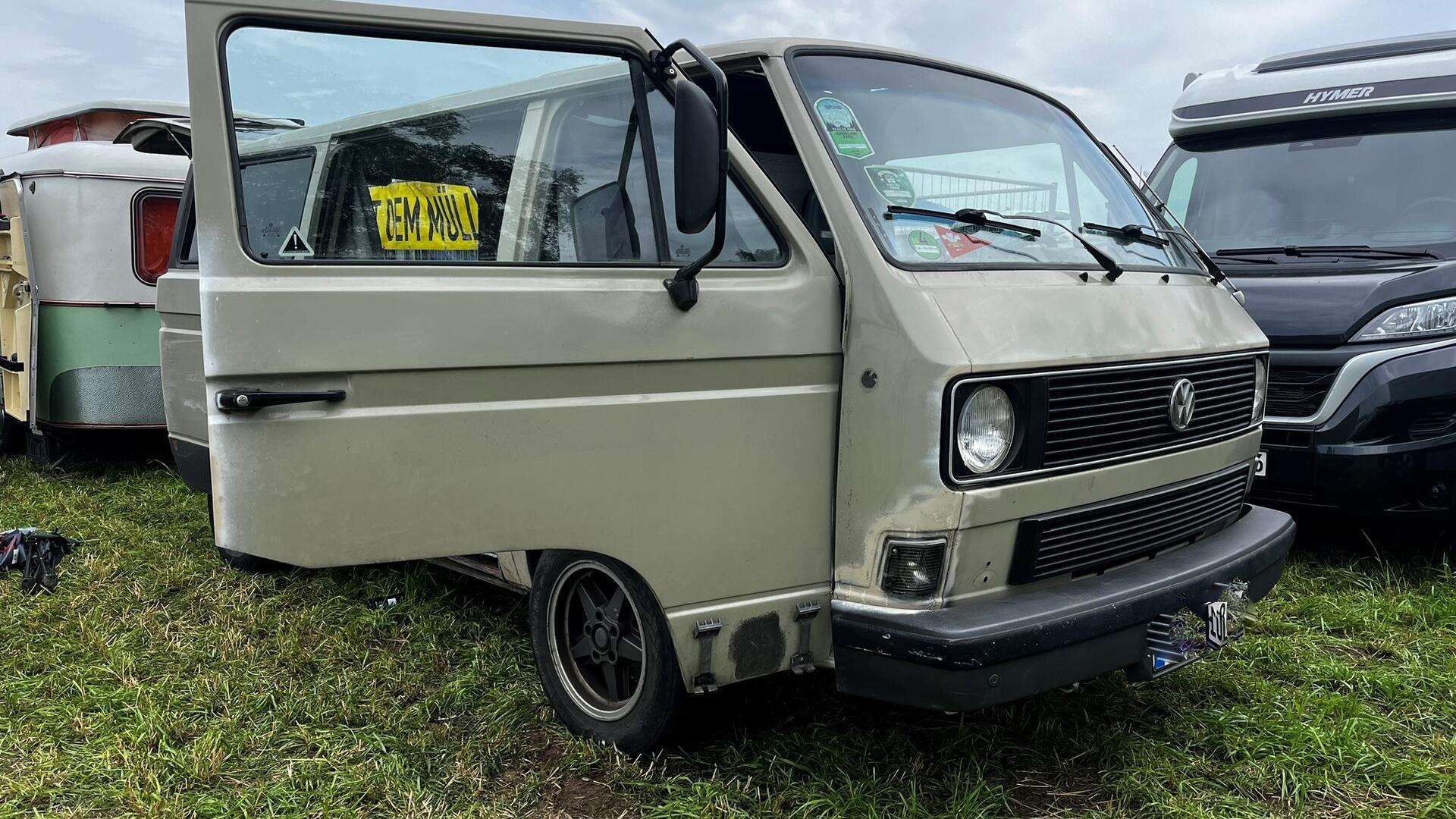 Zelt-Rivalen: Glamping-Luxus gegen Camping-Romantik beim Hurricane Festival Zeltplatz mit Wohnwagen und Campern.