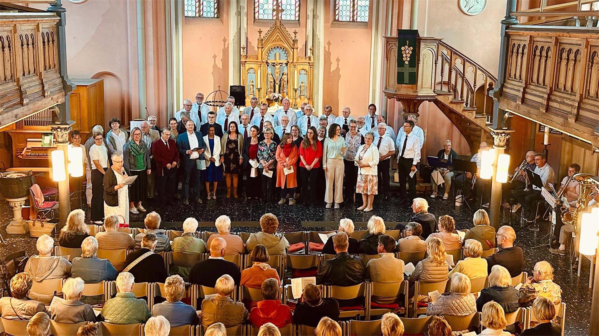 In einer vollen Kirche singt ein Chor