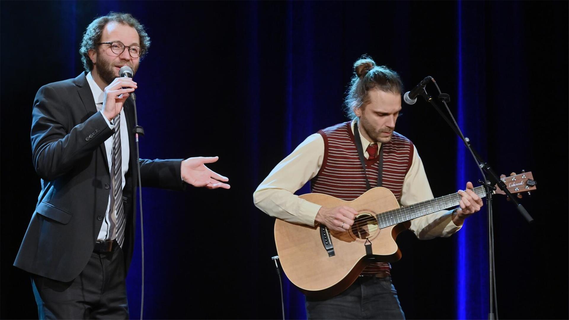 Mit dem renommierten Kabarett-Preis Amici Artium ausgezeichnet: Der in Bremerhaven aufgewachsene Felix Krause (links) und sein Berliner Bruder Christoph Gaertner 