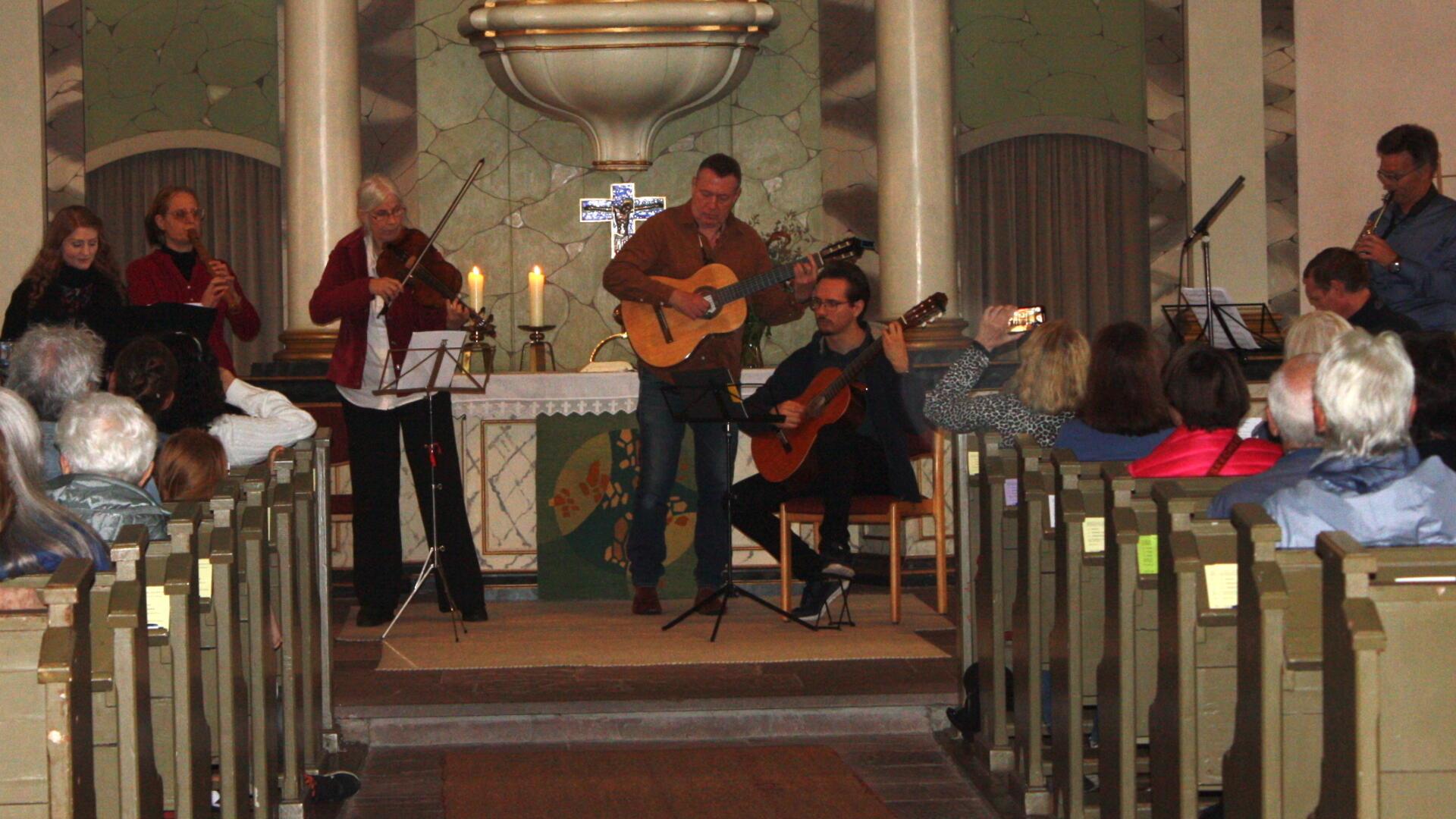 Musiklehrkräfte und Schüler der Musikschule Beverstedt-Hagen spielen beim Lehrerkonzert in der St.-Jacobi-Kirche in Bramstedt vor zahlreichem Publikum.