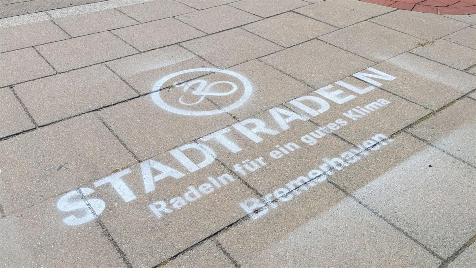 Das Wort Stadtradeln ist auf dem Boden eines Radweges aufgesprüht