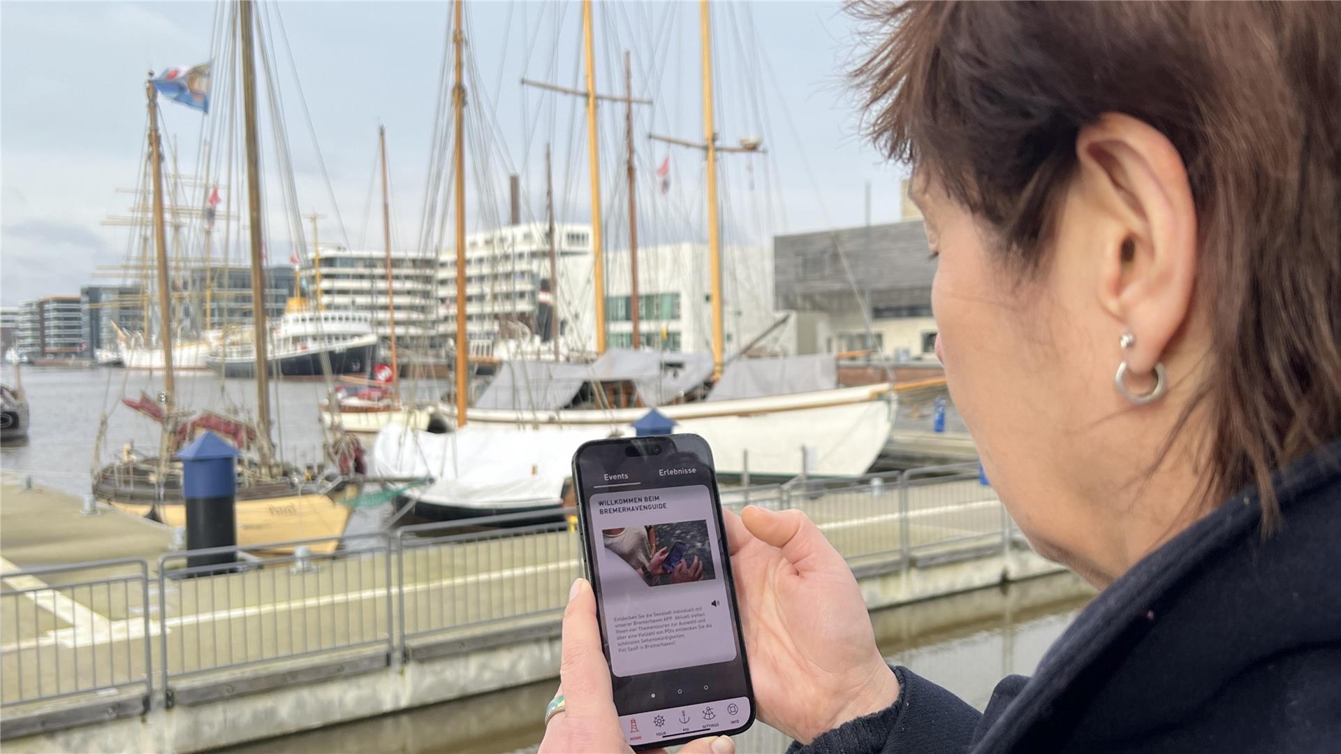 Eine Frau schaut auf ihr Handy. 