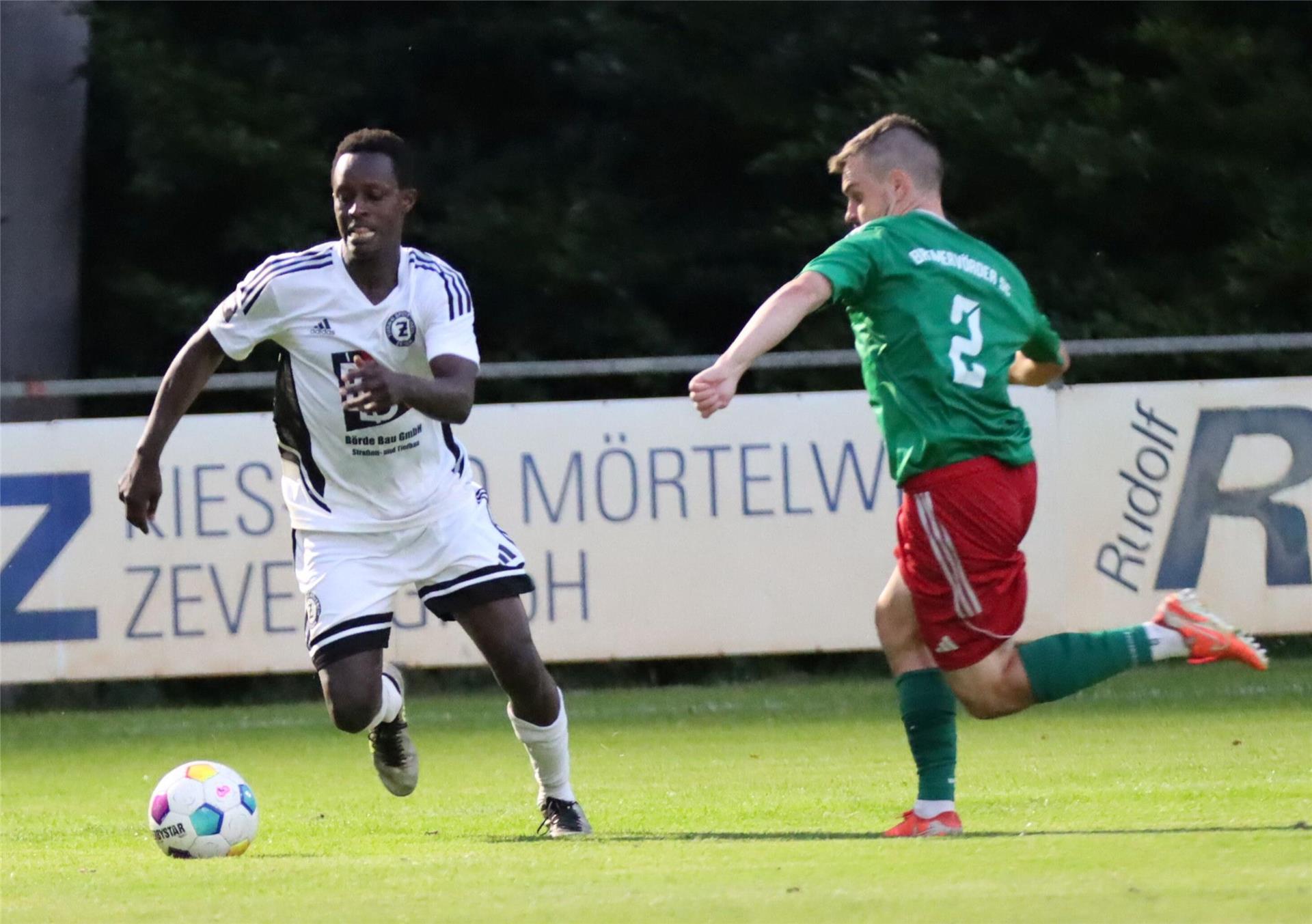Mit der Hacke lenkte Armel Arakaza in der 93. Minute den Ball an den Innenpfosten des Bremervörde Tores, von wo aus er in die Maschen prallte - zum viel umjubelten Siegtreffer für Zeven.