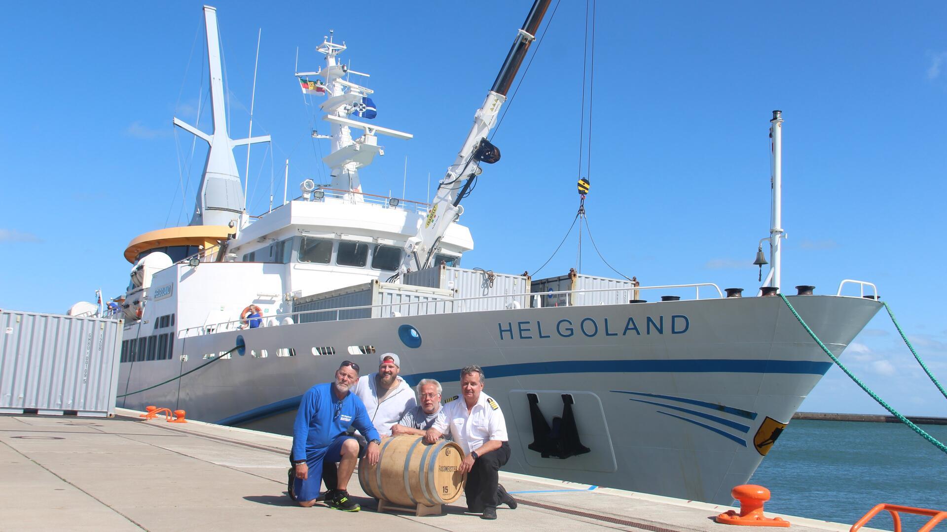 Die "Helgoland" liegt im Hafen. Auf dem Schiff fahren Rum und Whisky mit nach Helgoland.