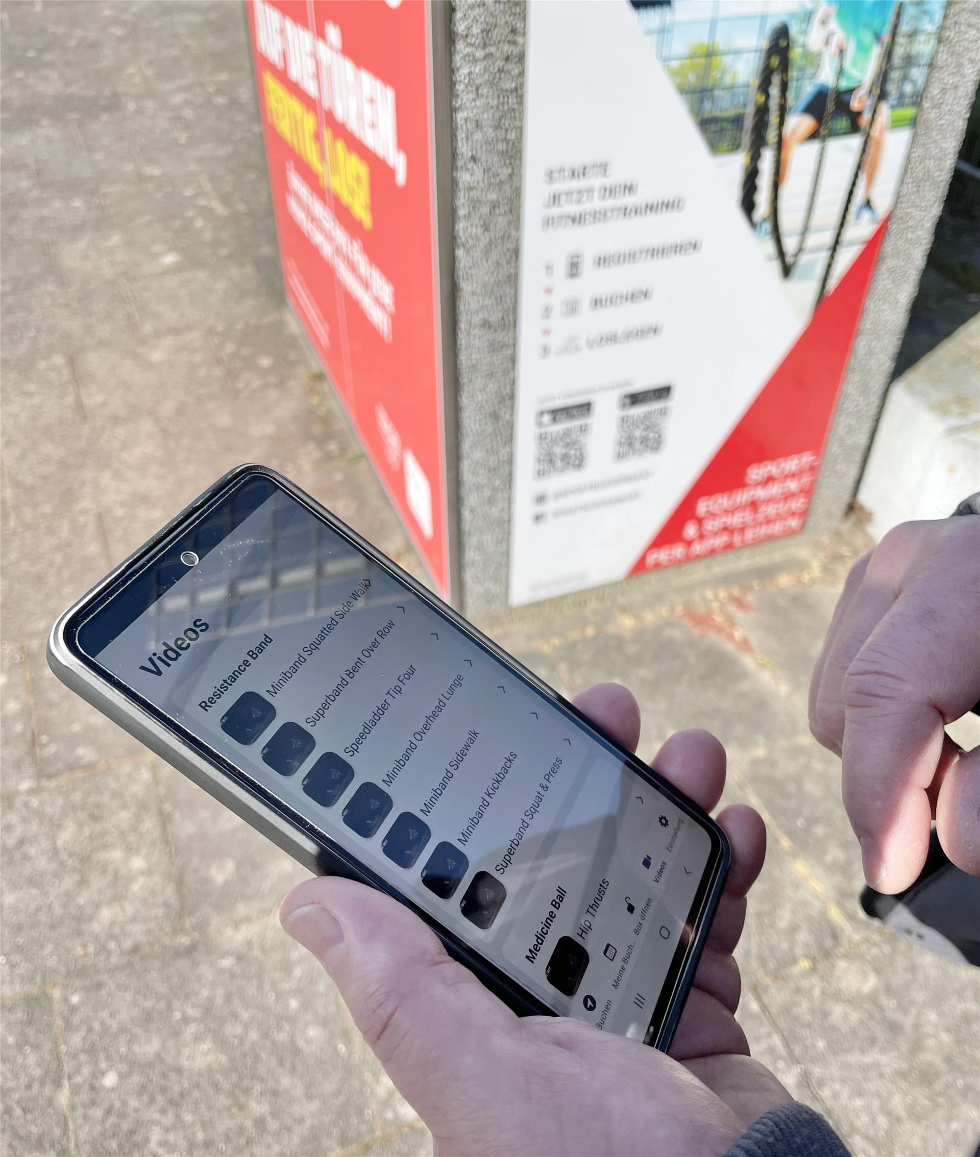 App auf dem Handy: Auf diese Weise wählt der Nutzer sein Sport-Equipment aus.