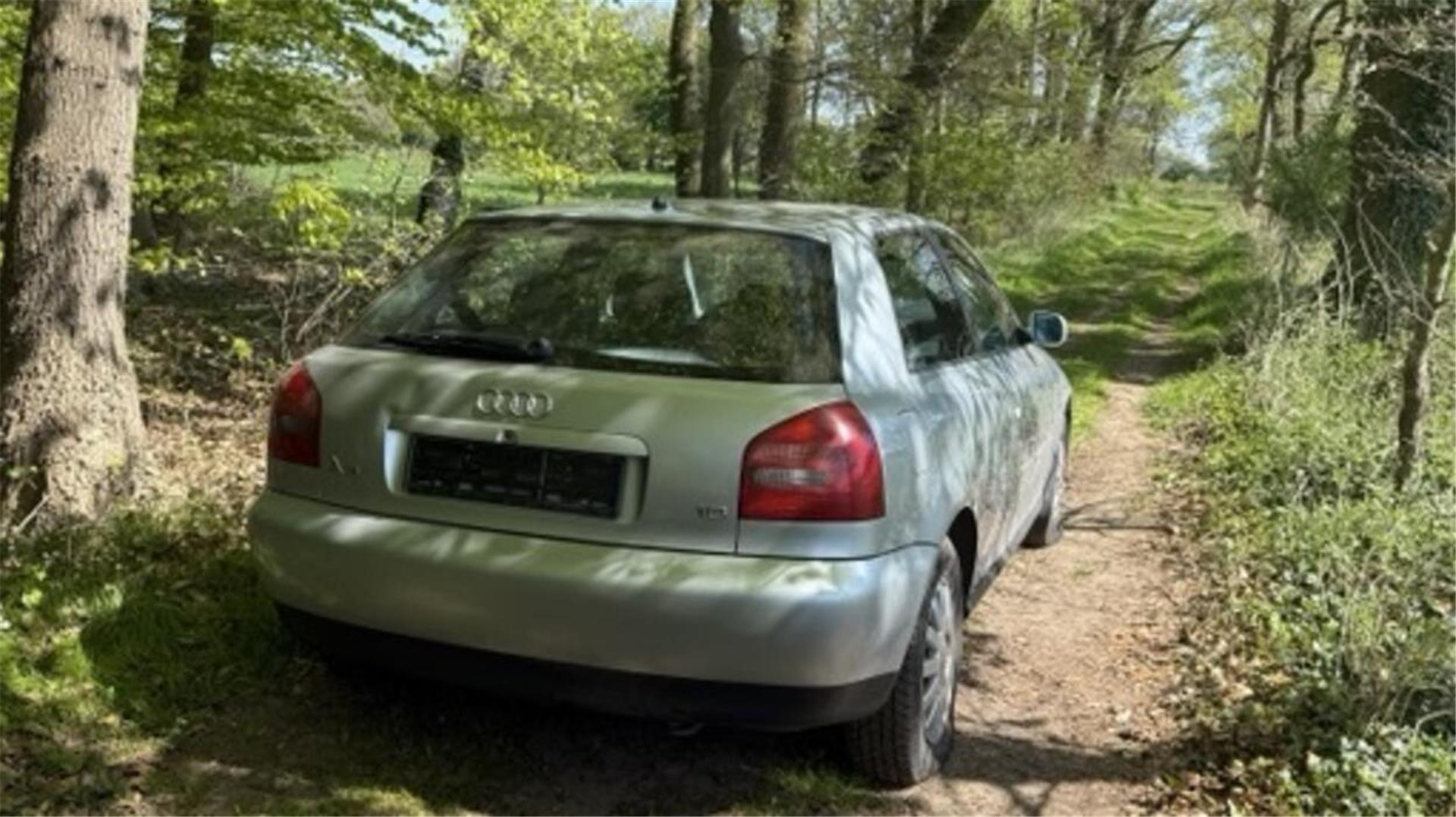 Mit diesem Wagen sind am Montagmorgen drei Männer vor der Polizei geflohen. Das Auto wurde in Bexhövede gefunden.