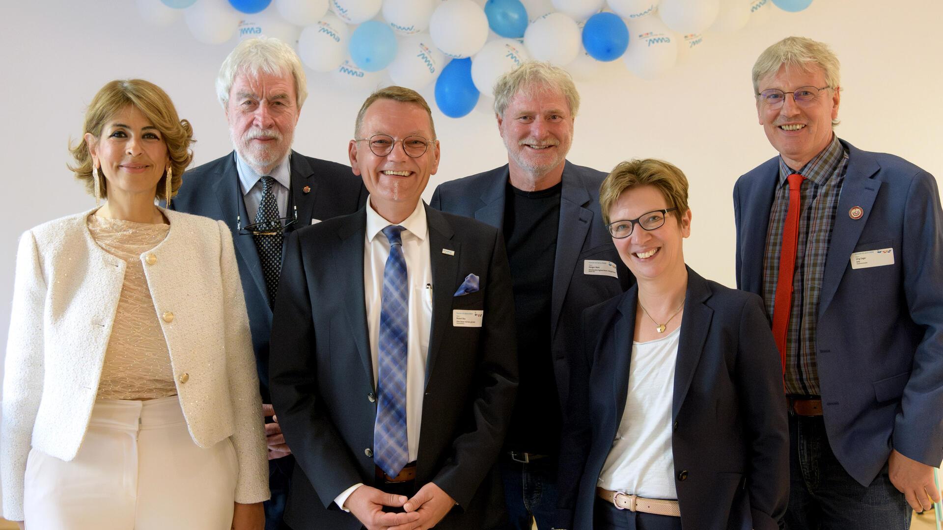 Mit einem Festakt im Historischen Museum feierten die Elbe-Weser-Welten ihr 50-jähriges Bestehen. Von links: Sülmez Çolak, Uwe Parpart (Dezernent für Menschen mit Behinderung), EWW-Geschäftsführer Robert Bau, Holger Welt, Claudia Schilling und Jörg Zager.