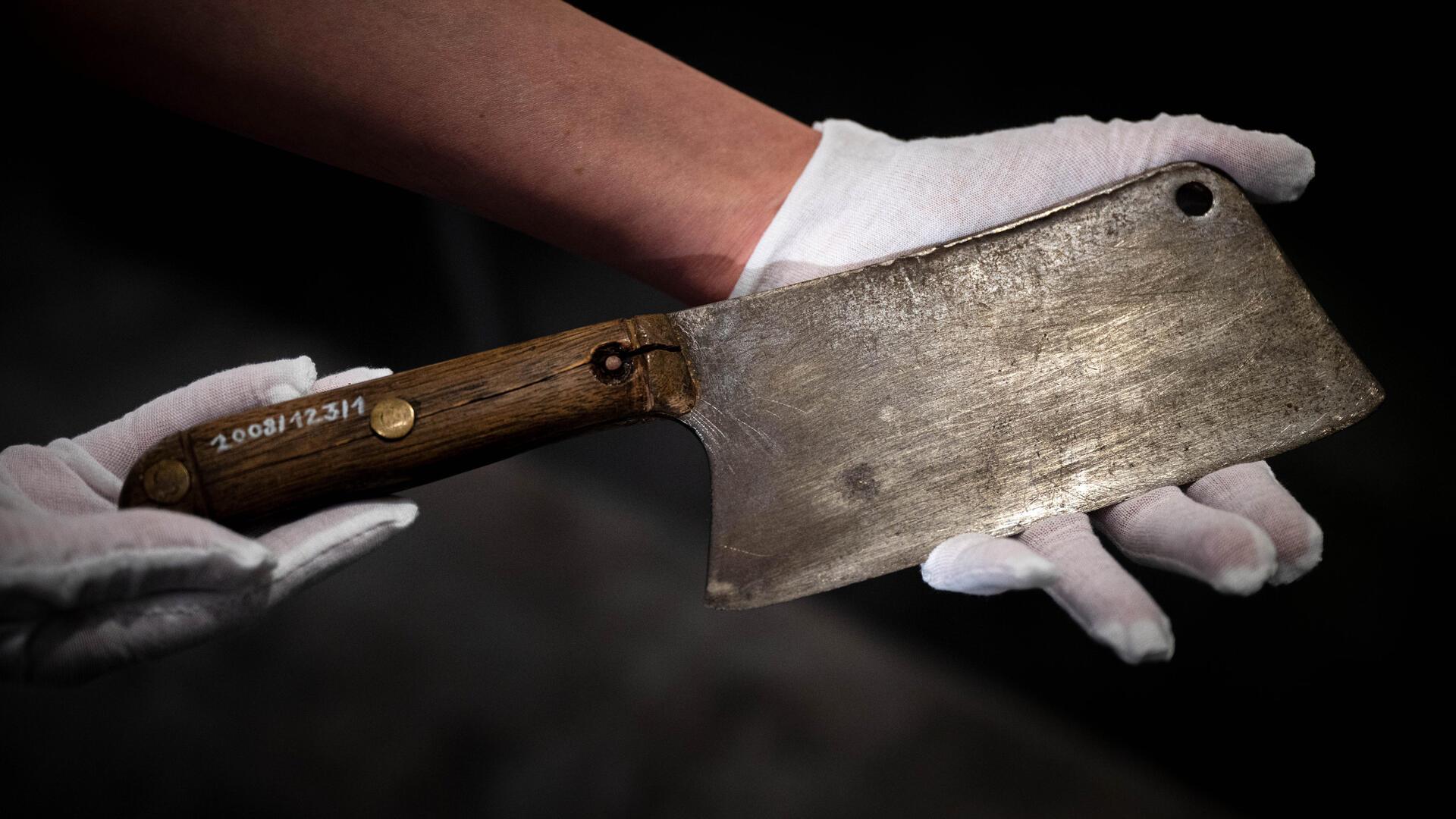 Das mutmaßliche Tatwerkzeug des Massenmörders Fritz Haarmann wird im Polizeimuseum Niedersachsen gezeigt.