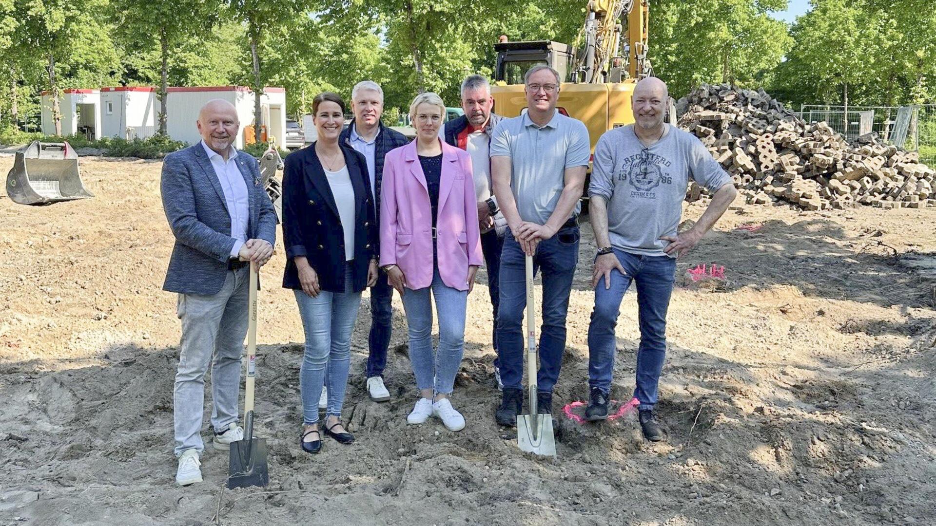 Mit einem symbolischen Spatenstich hat der Bau der neuen Bremervörder Kita am See nun auch offiziell begonnen. Gemeinsam mit von Bürgermeister Michael Hannerbacher (von links) freuen sich Britta Behrmann, Thomas Popp, Tanja Buck, Torsten Günther, Heiko Pape und Michael Lütjen. 