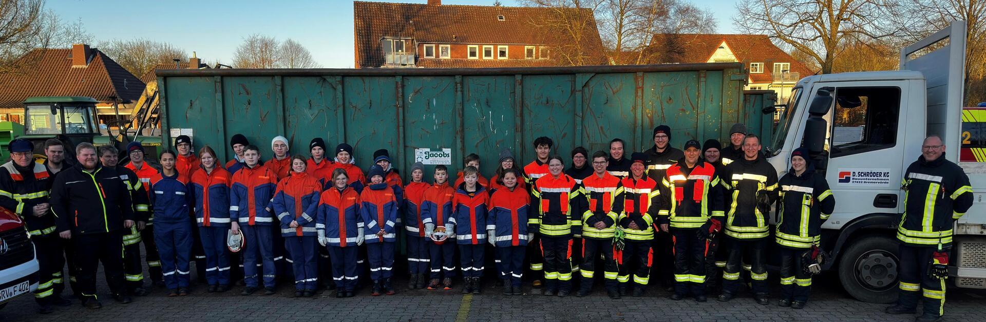 Mit einigen Helfern aus der aktiven Abteilung sammelten die engagierten Nachwuchsbrandschützer die Bäume ein.