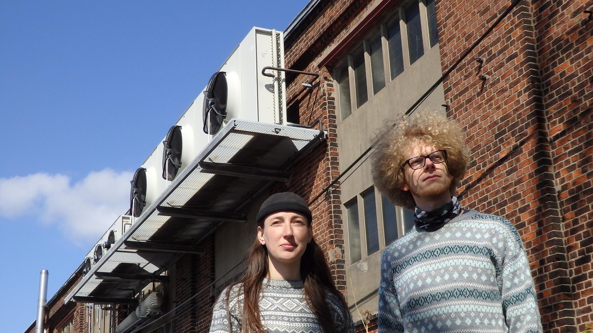 „Mit frischer nordischer Musik, eingängigen Melodien und hörenswerten Texten zieht das Duo sein Publikum regelmäßig in den Bann. Schöner und zeitgemäßer kann die plattdeutsche Sprache nicht präsentiert und gepflegt werden“, verspricht der Kultur- und Heimatkreis als Veranstalter.