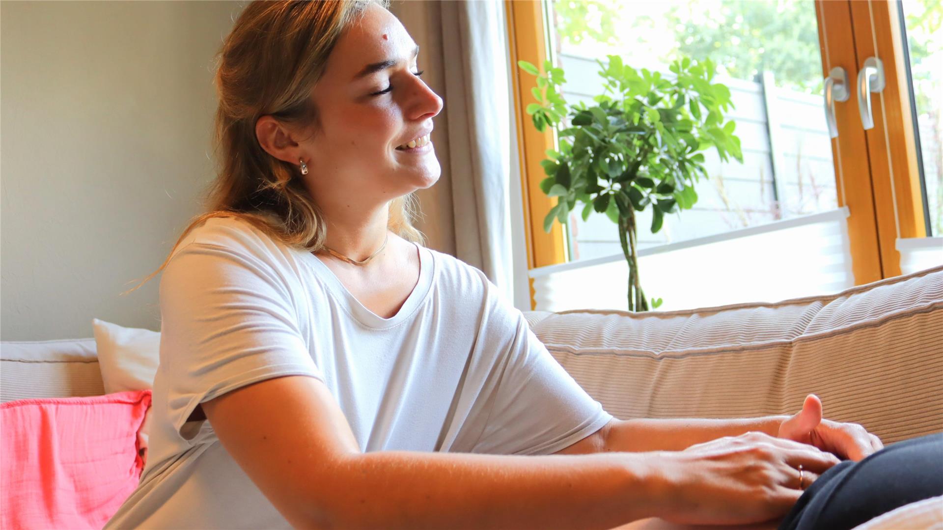 Frau tastet den Bauch einer anderen Frau ab.