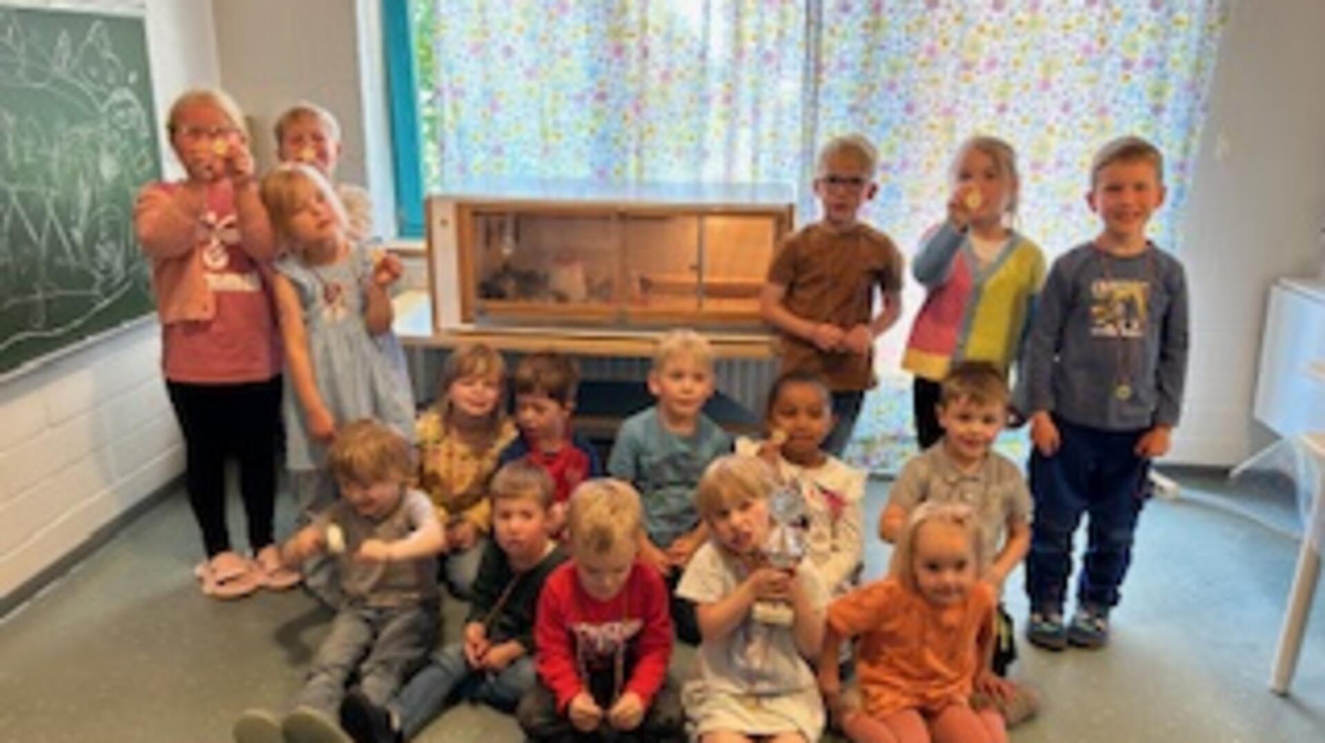 Mit großer Aufregung und Neugier begleiteten die Kinder der Kita in Brillit drei Wochen die spannende Entwicklung der Eier.