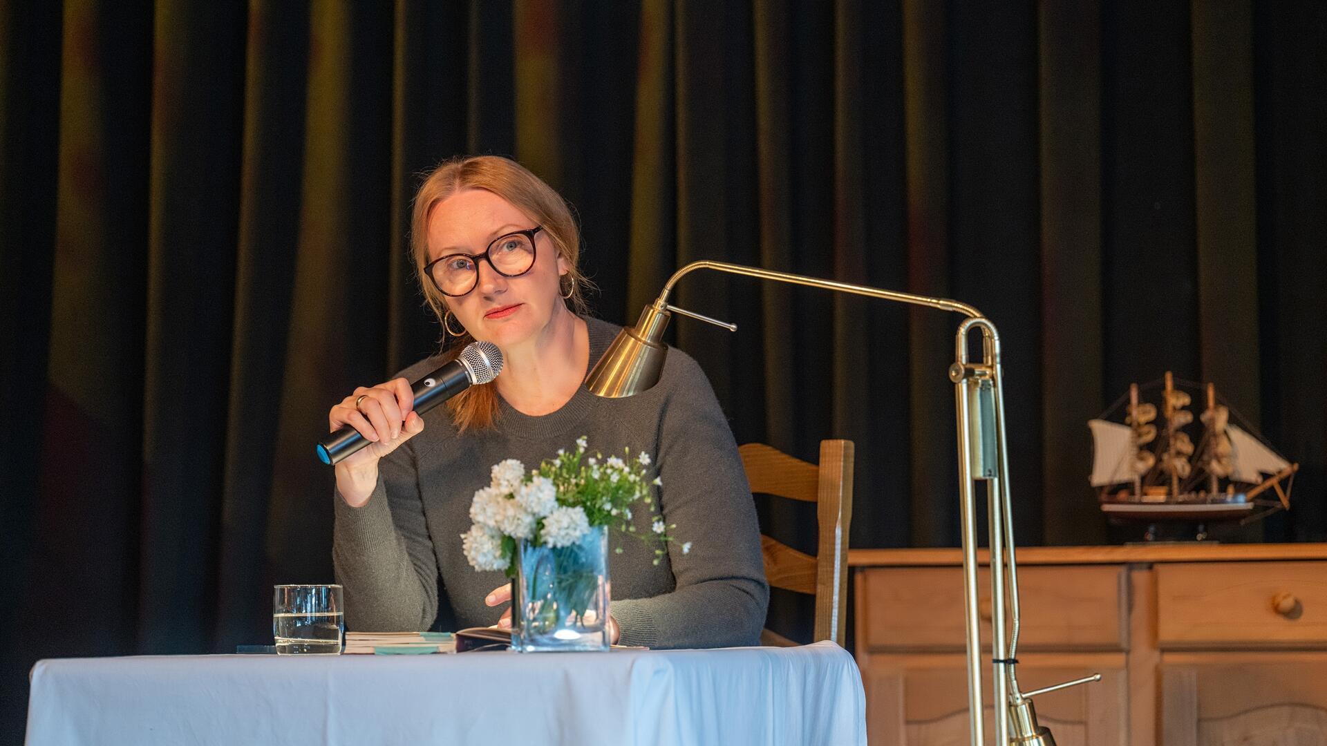 Mit ihrer klaren Erzählstimme und einem facettenreichen Roman über eine komplexe Mutter-Tochter-Beziehung faszinierte die preisgekrönte Schriftstellerin Kristine Bilkau aus Hamburg ihr Publikum in Bremervörde.