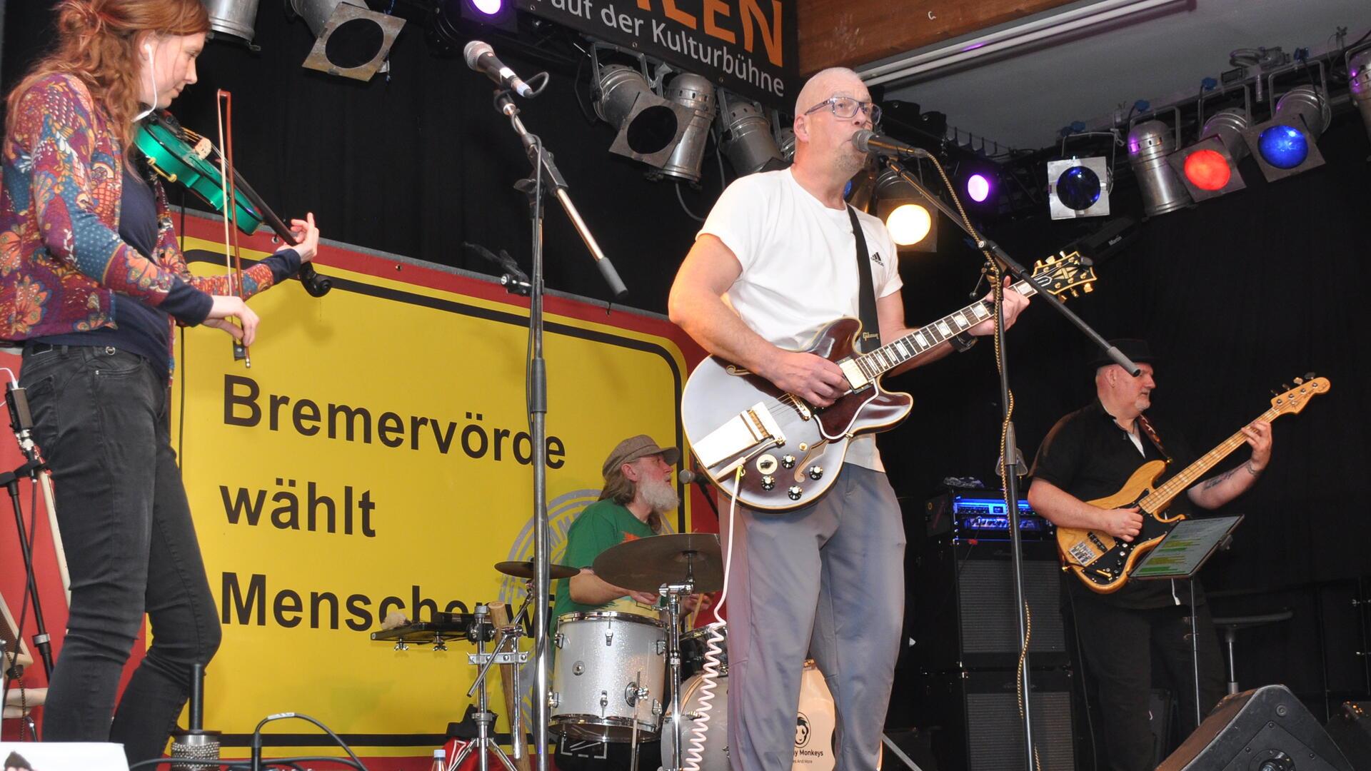 Mit klassischem Blues und Blues-Rock haben die „Monday Monkeys“ ihr Publikum bei der Wahlparty des "Bündnisses für Demokratie und Menschenwürde" begeistert.