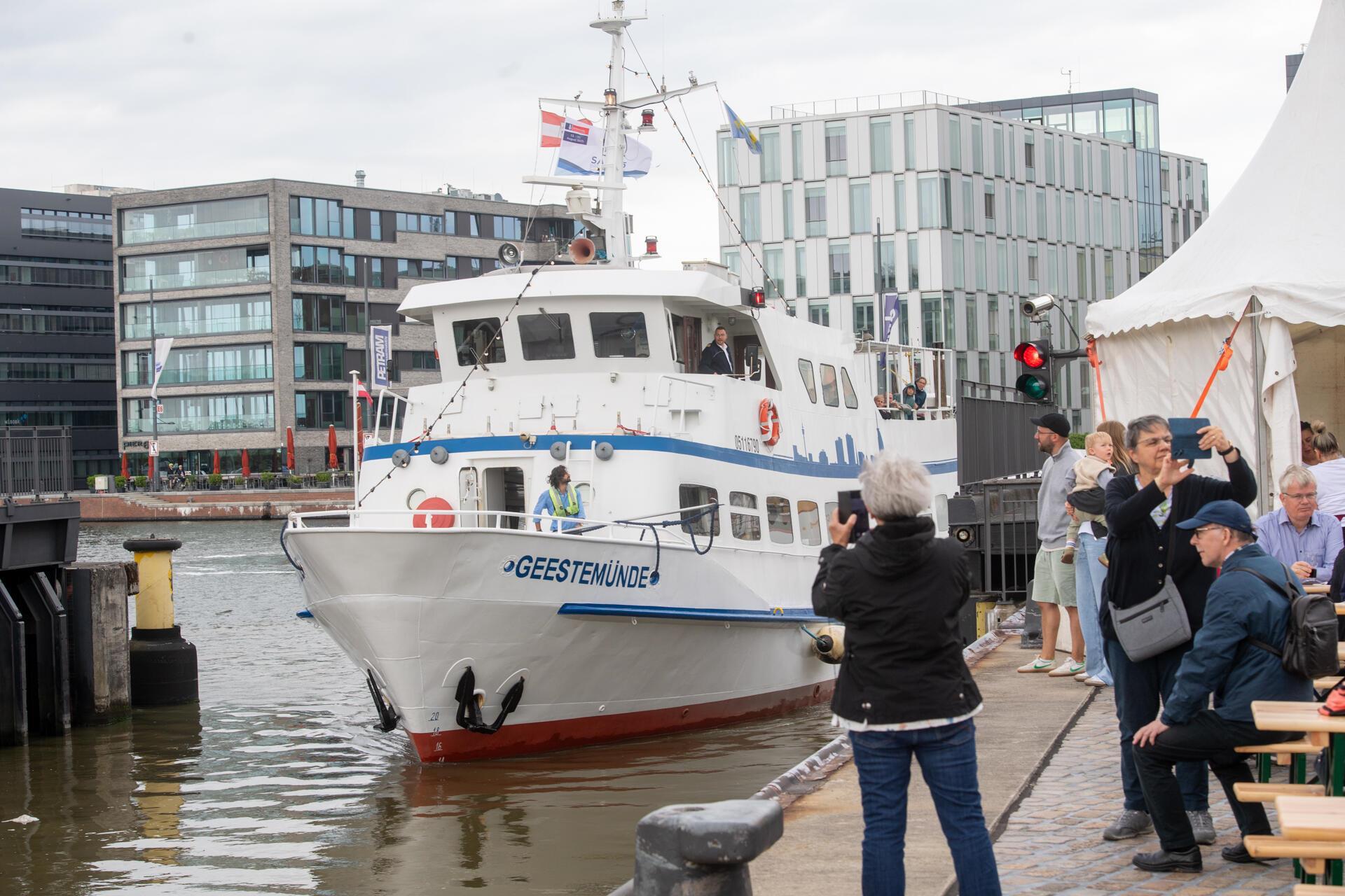 Mit lautem Typhon-Gruß feiern Schiffe im Neuen Hafen das 20-jährige Bestehen der...