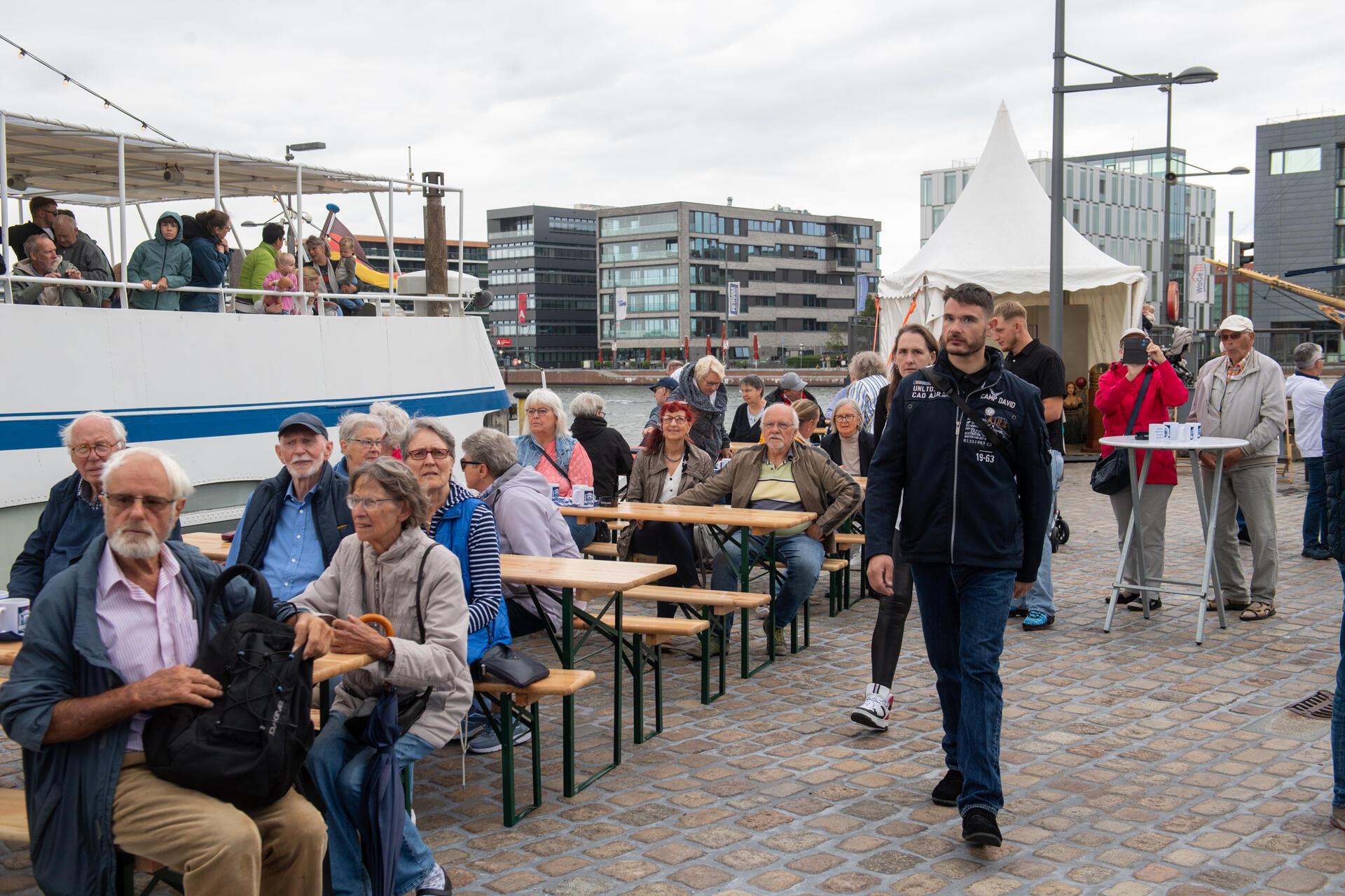 Mit lautem Typhon-Gruß feiern Schiffe im Neuen Hafen das 20-jährige Bestehen der...