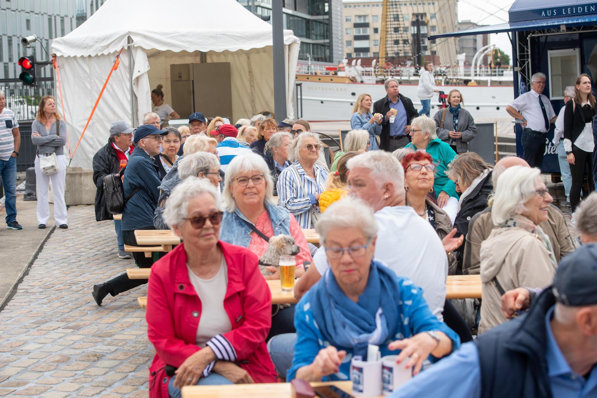 Mit lautem Typhon-Gruß feiern Schiffe im Neuen Hafen das 20-jährige Bestehen der...