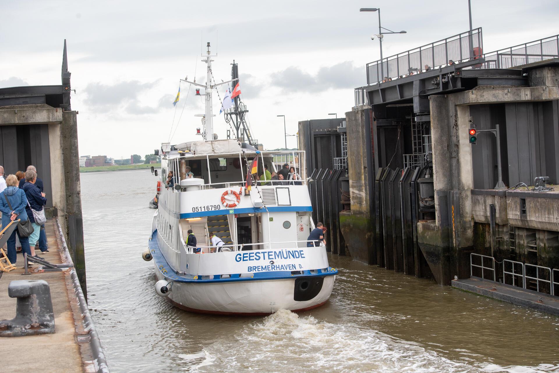 Mit lautem Typhon-Gruß feiern Schiffe im Neuen Hafen das 20-jährige Bestehen der...