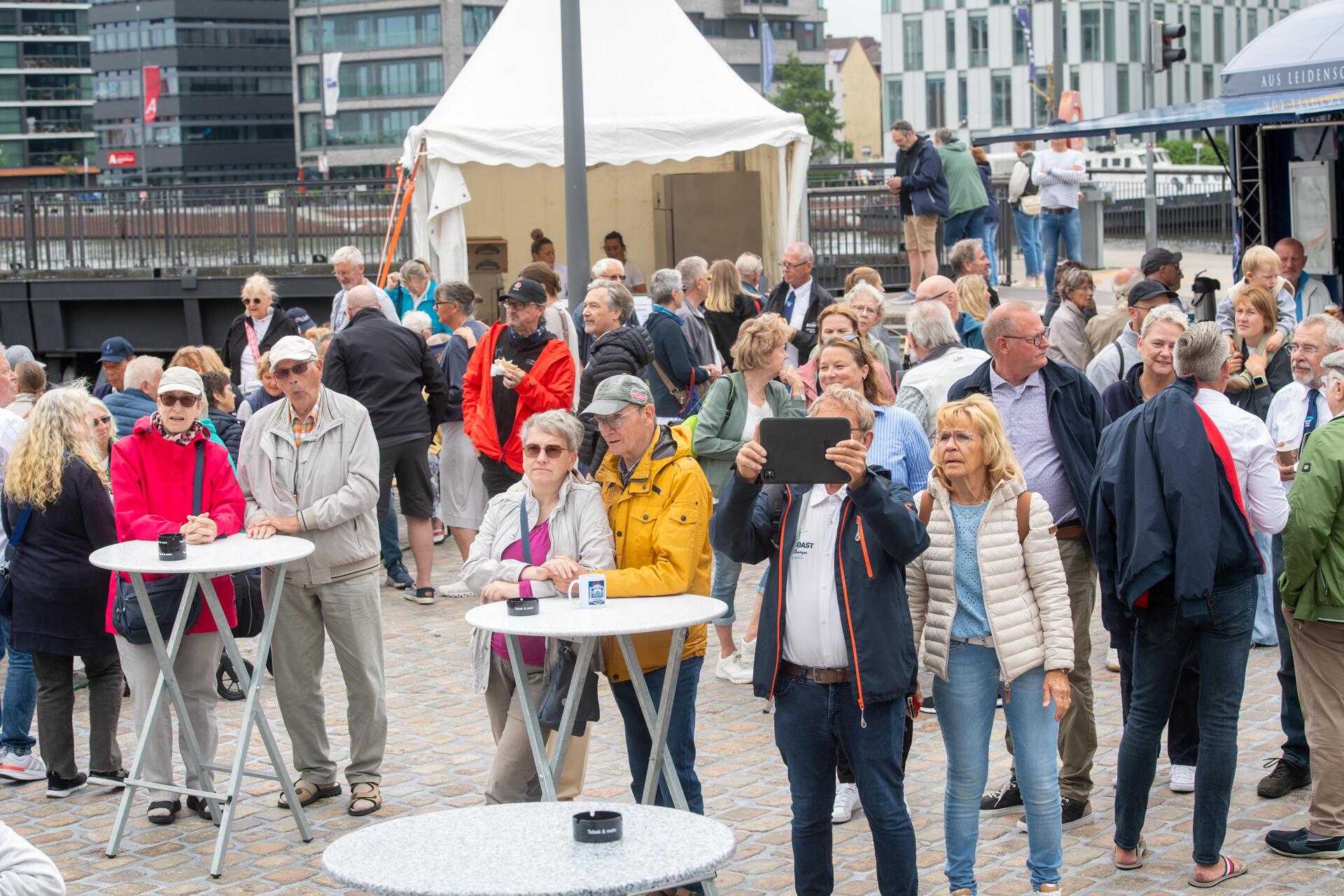 Mit lautem Typhon-Gruß feiern Schiffe im Neuen Hafen das 20-jährige Bestehen der...