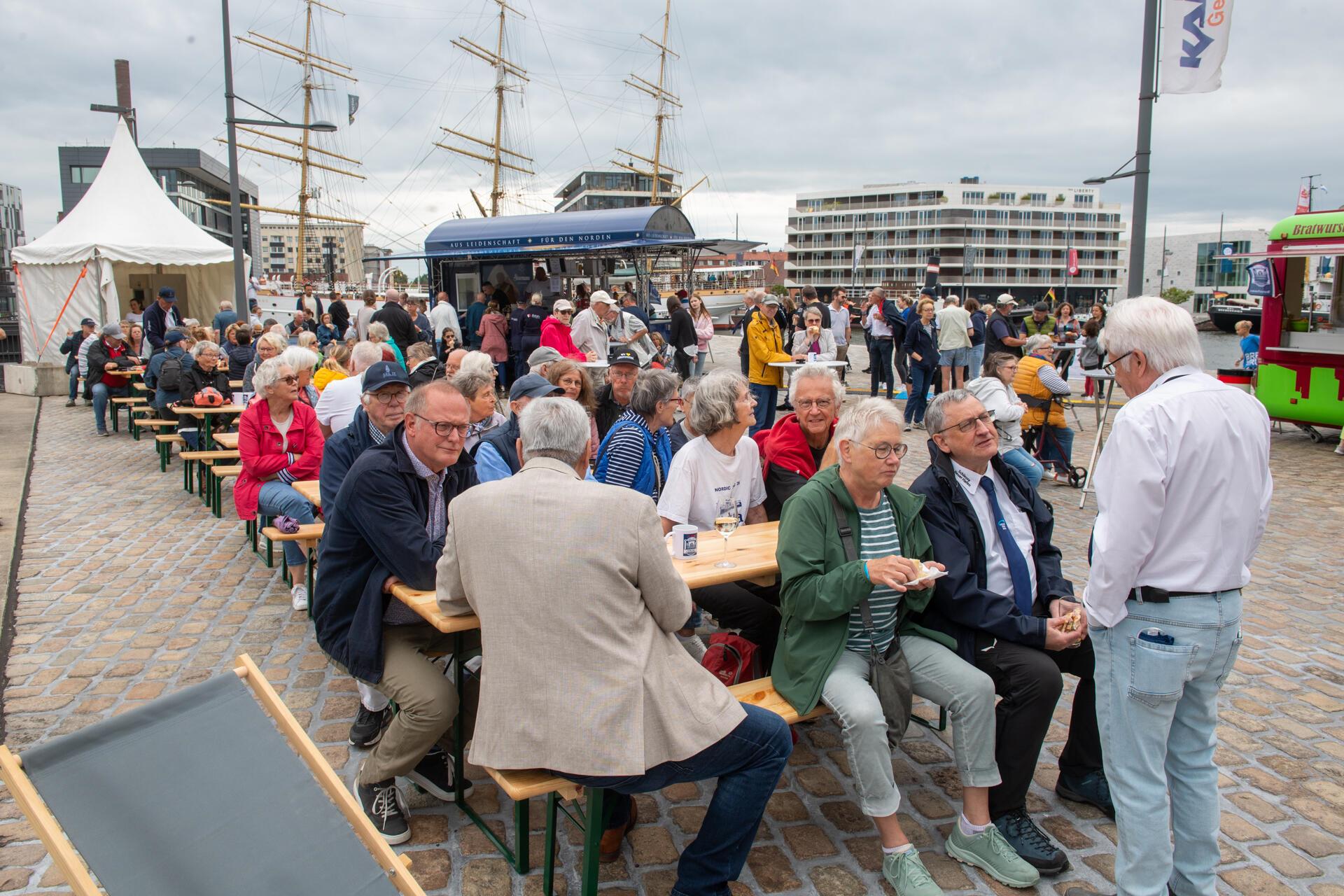 Mit lautem Typhon-Gruß feiern Schiffe im Neuen Hafen das 20-jährige Bestehen der...