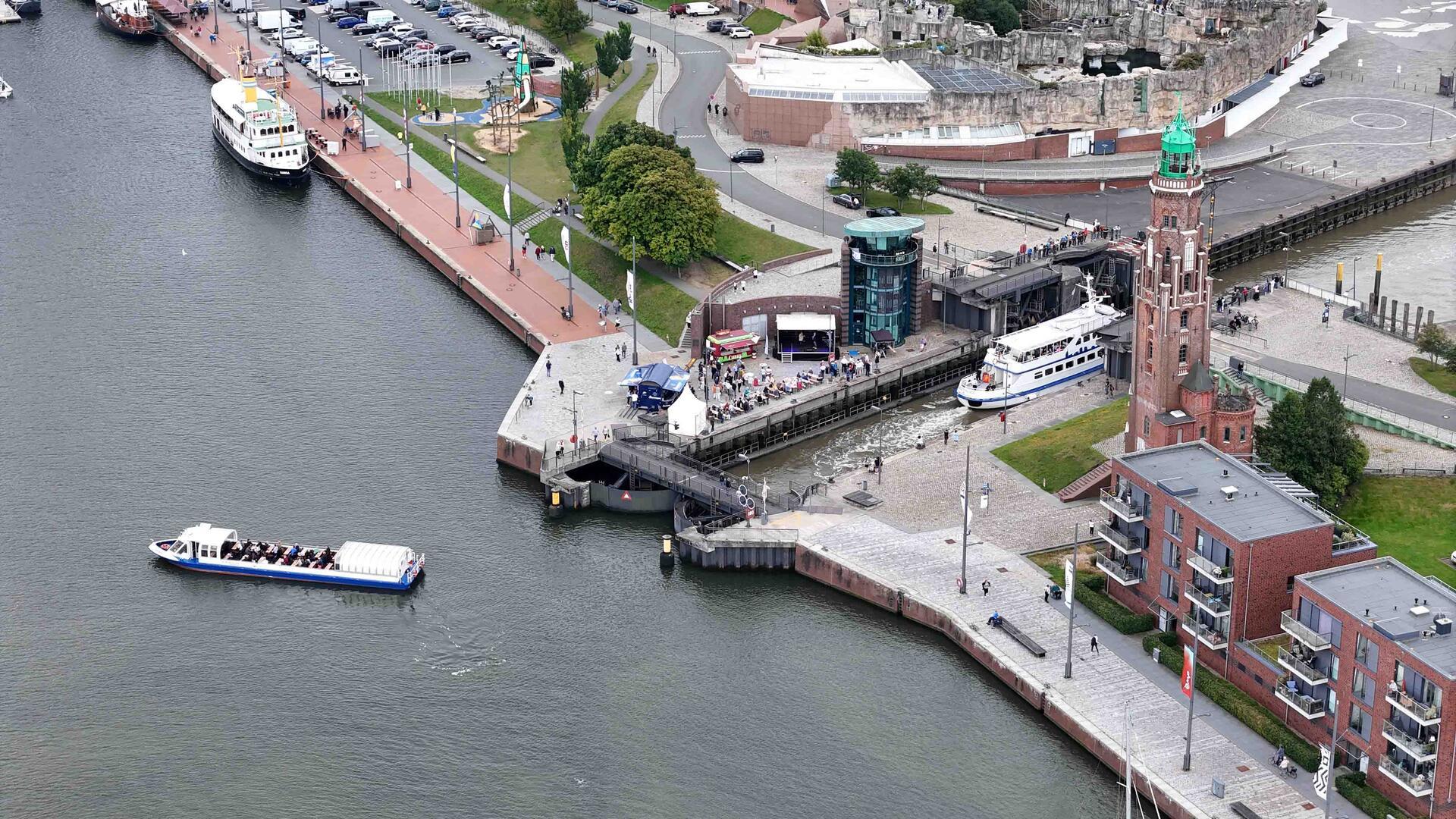 Mit lautem Typhon-Gruß feiern Schiffe im Neuen Hafen das 20-jährige Bestehen der...