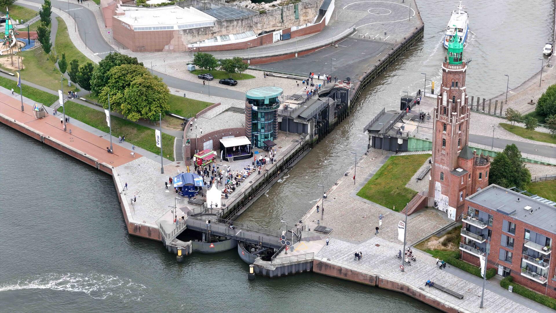 Mit lautem Typhon-Gruß feiern Schiffe im Neuen Hafen das 20-jährige Bestehen der...