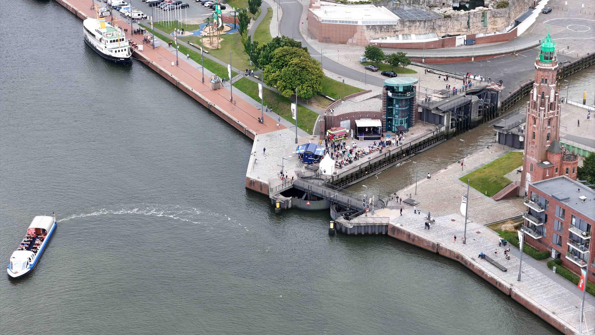Mit lautem Typhon-Gruß feiern Schiffe im Neuen Hafen das 20-jährige Bestehen der...