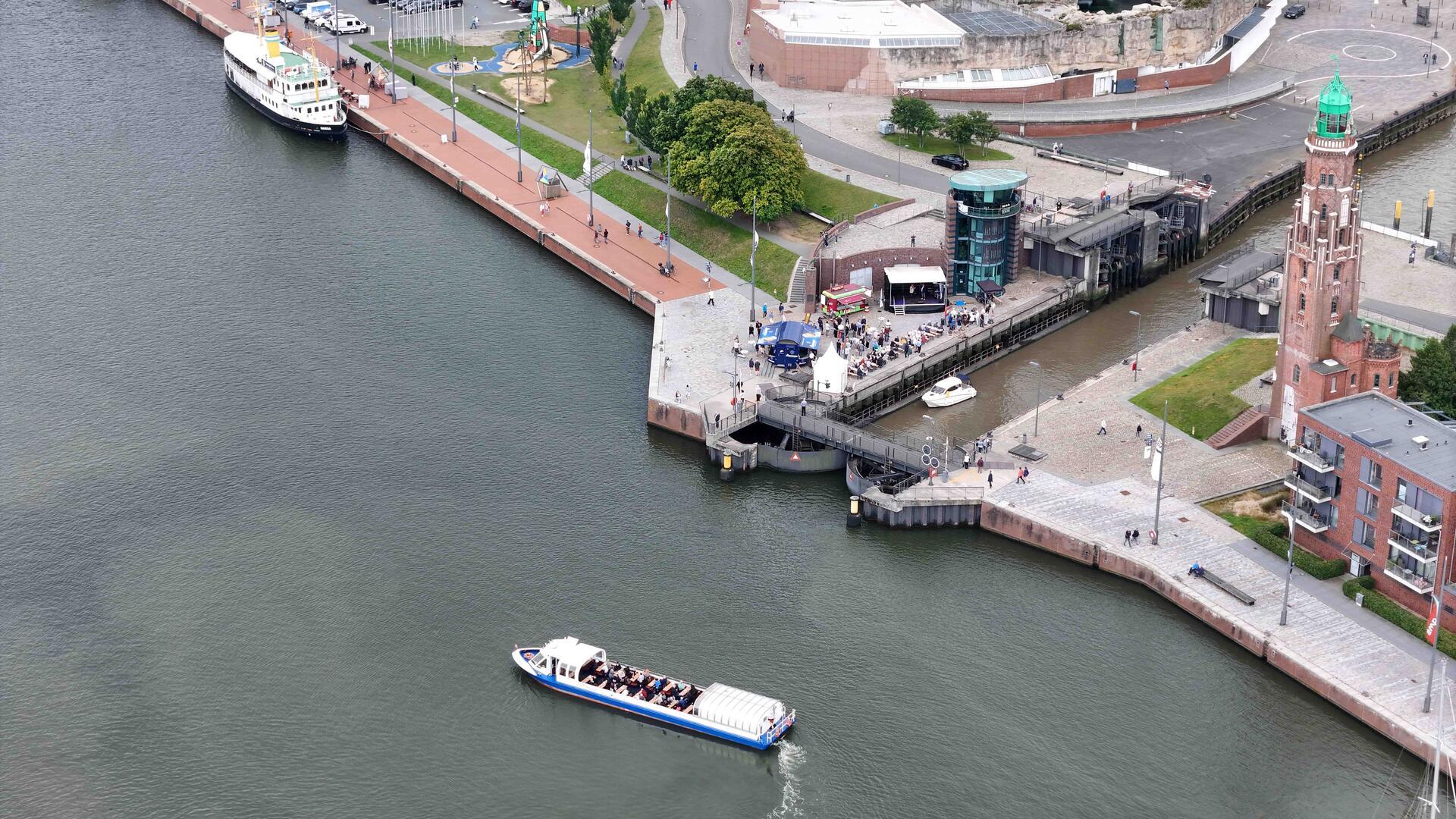 Mit lautem Typhon-Gruß feiern Schiffe im Neuen Hafen das 20-jährige Bestehen der...
