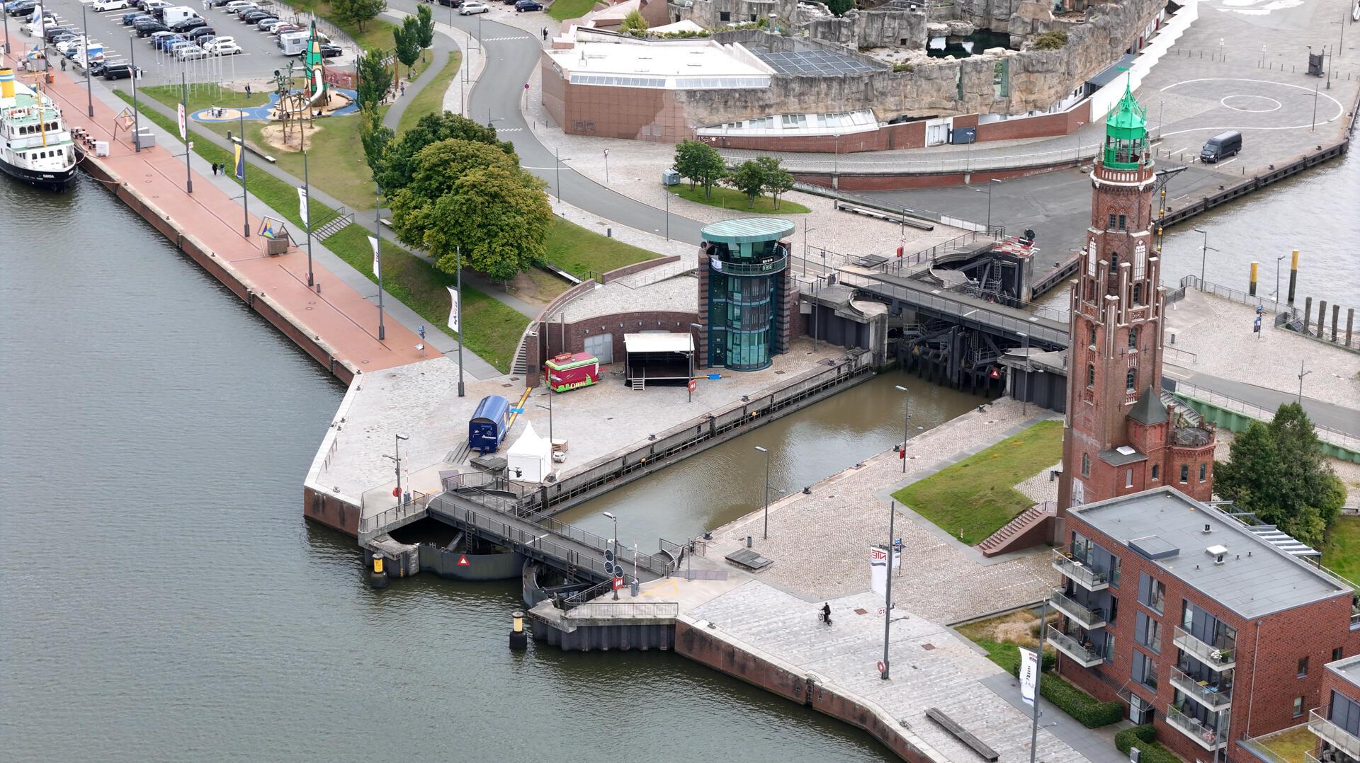 Mit lautem Typhon-Gruß feiern Schiffe im Neuen Hafen das 20-jährige Bestehen der...