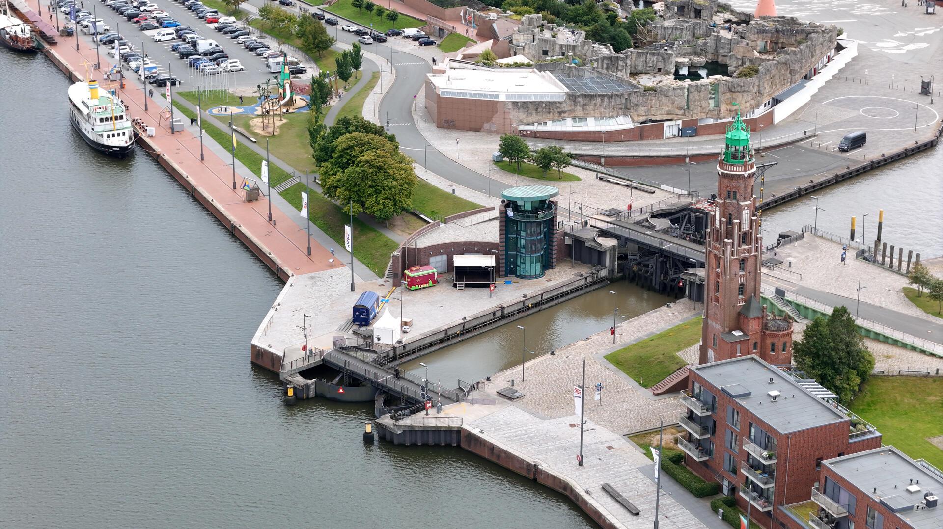 Mit lautem Typhon-Gruß feiern Schiffe im Neuen Hafen das 20-jährige Bestehen der...