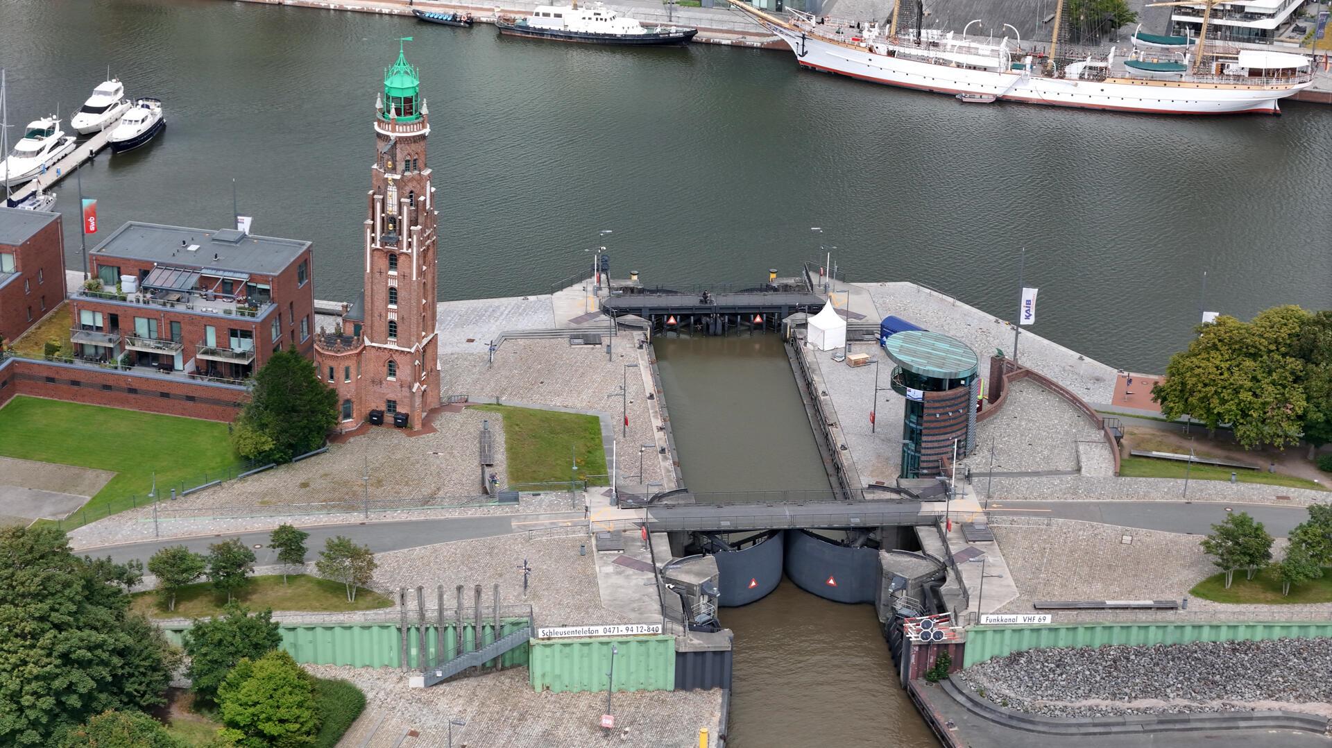 Mit lautem Typhon-Gruß feiern Schiffe im Neuen Hafen das 20-jährige Bestehen der...