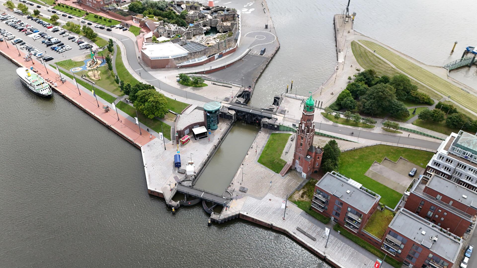 Mit lautem Typhon-Gruß feiern Schiffe im Neuen Hafen das 20-jährige Bestehen der...